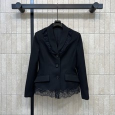 D家 26秋冬新款 蕾丝拼接西装外套 面料挺括含77羊毛 气质青果领设计 领口与下摆拼接精致蕾丝花边 柔化西装的利落感 D家 26秋冬新款 蕾丝拼接西装外套 面料挺括含77羊毛 气质青果领设计 领口与下摆拼接精致蕾丝花边 柔化西装的利落感