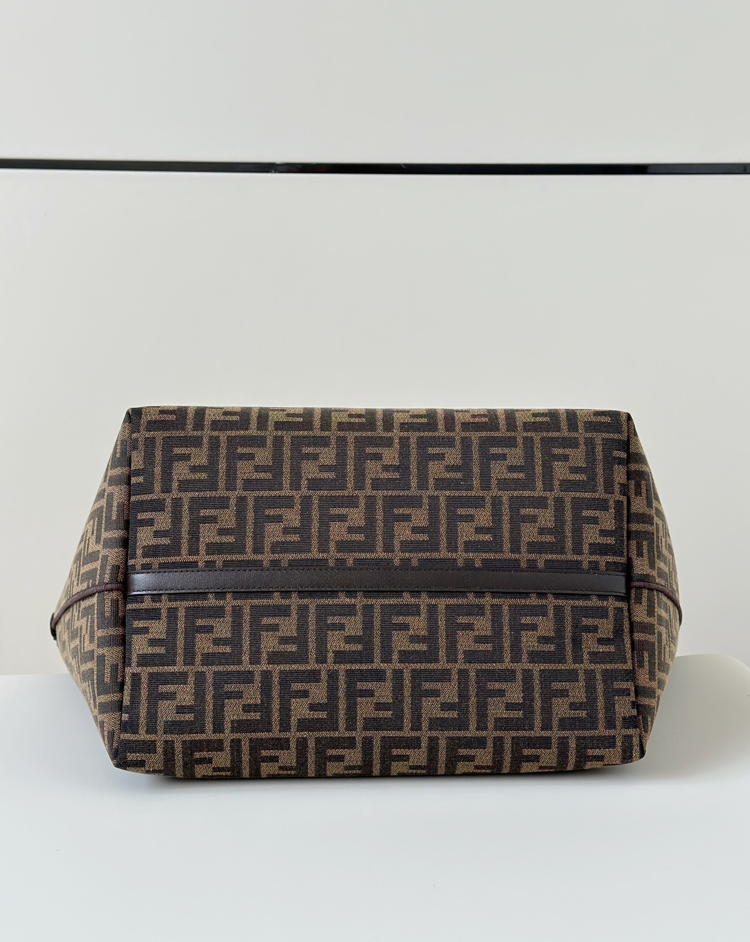 工厂价💰680
 FENDI 新品 Roll，双面Tote，一面条纹设计，一面是经典FF图案，配有可拆卸内袋，双面可用，一个包用出2个风格，容量巨大，颜值高，随意慵懒轻松的感觉背上就有了
款号 8661DL啡
尺寸 322230cm