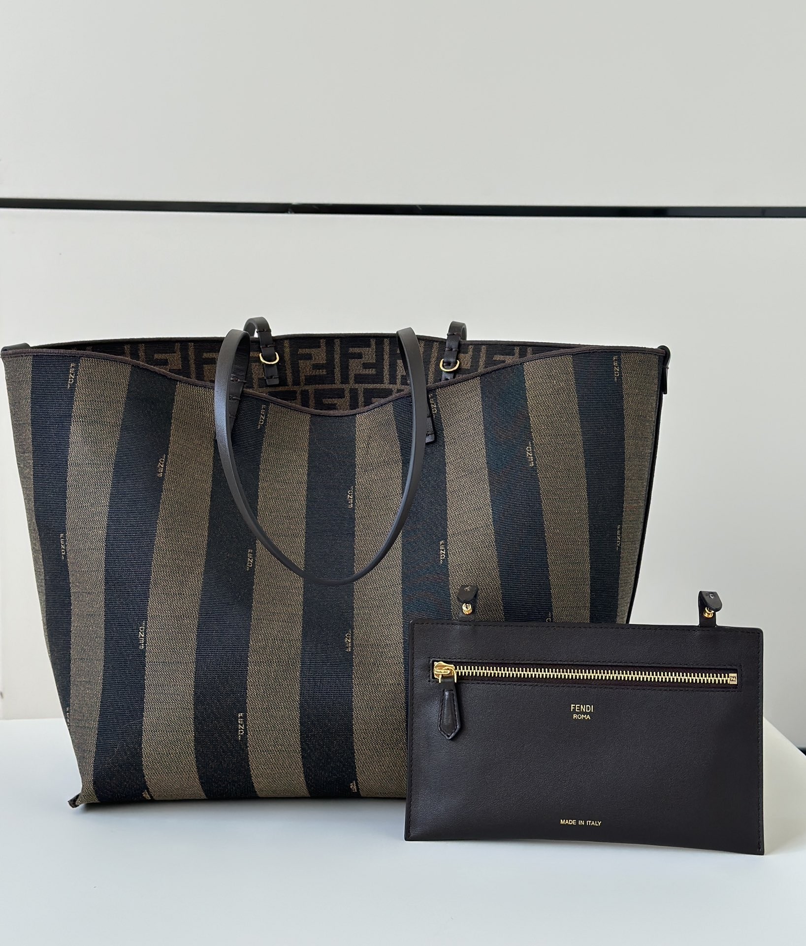 工厂价💰680
 FENDI 新品 Roll，双面Tote，一面条纹设计，一面是经典FF图案，配有可拆卸内袋，双面可用，一个包用出2个风格，容量巨大，颜值高，随意慵懒轻松的感觉背上就有了
款号 8661DL啡
尺寸 322230cm