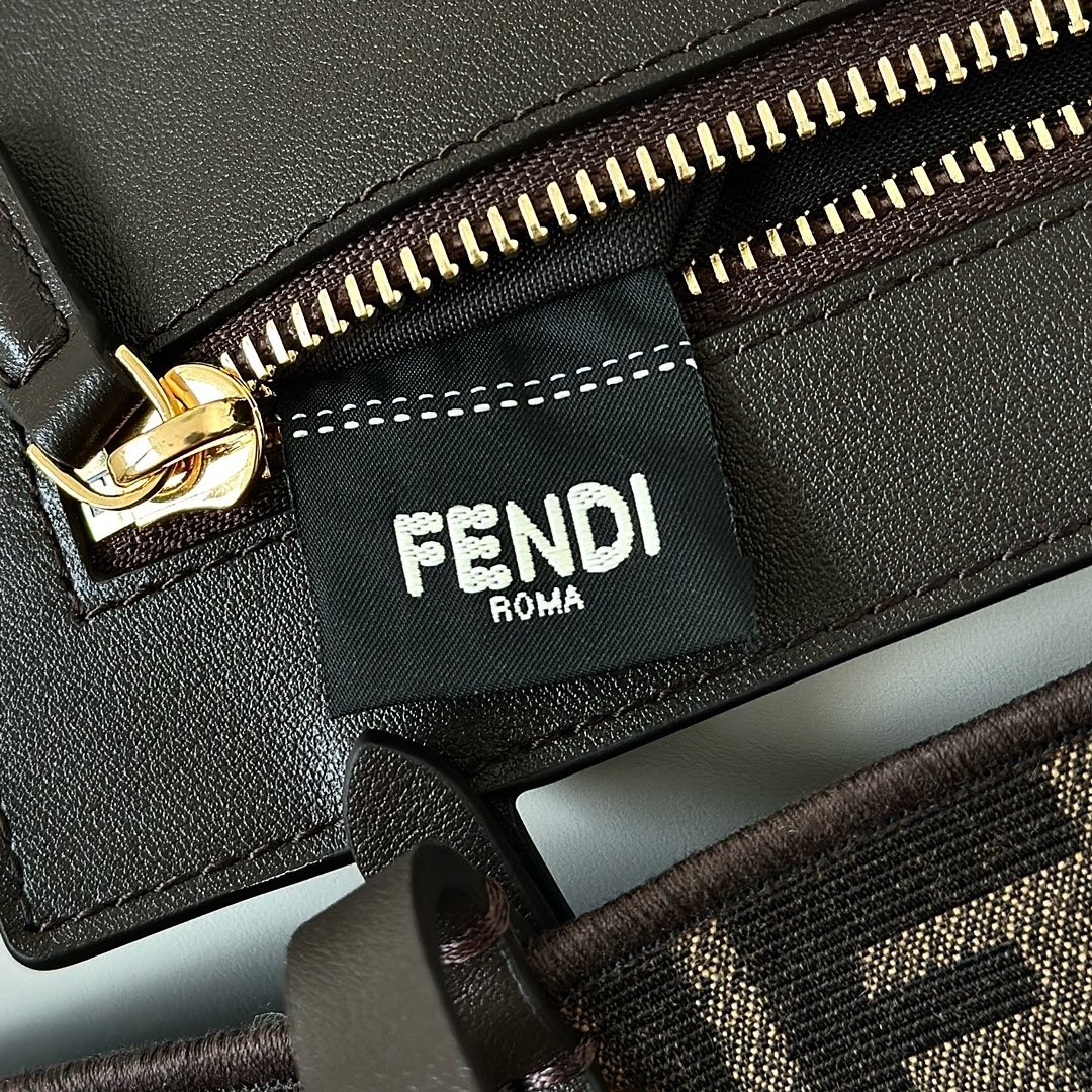 工厂价💰680
 FENDI 新品 Roll，双面Tote，一面条纹设计，一面是经典FF图案，配有可拆卸内袋，双面可用，一个包用出2个风格，容量巨大，颜值高，随意慵懒轻松的感觉背上就有了
款号 8661DL啡
尺寸 322230cm