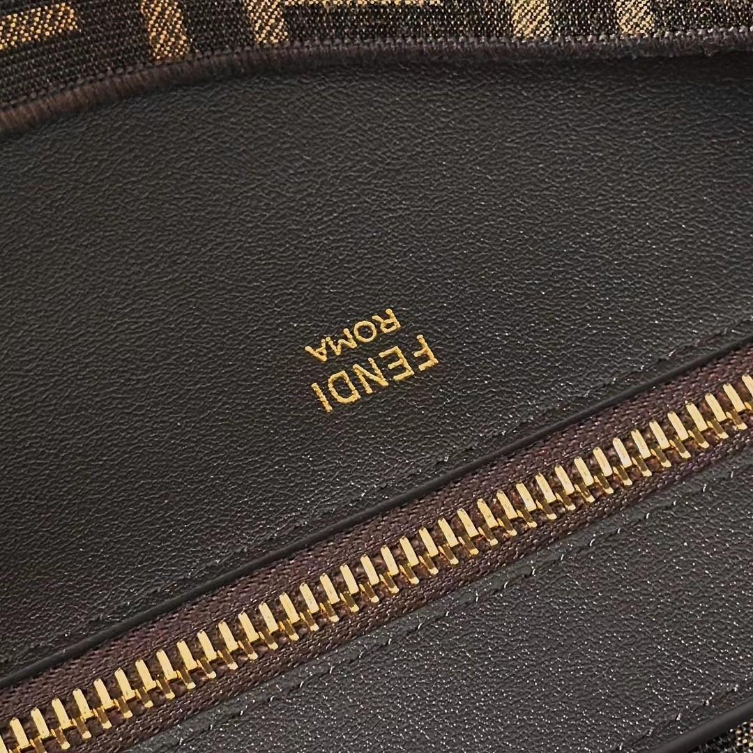 工厂价💰680
 FENDI 新品 Roll，双面Tote，一面条纹设计，一面是经典FF图案，配有可拆卸内袋，双面可用，一个包用出2个风格，容量巨大，颜值高，随意慵懒轻松的感觉背上就有了
款号 8661DL啡
尺寸 322230cm