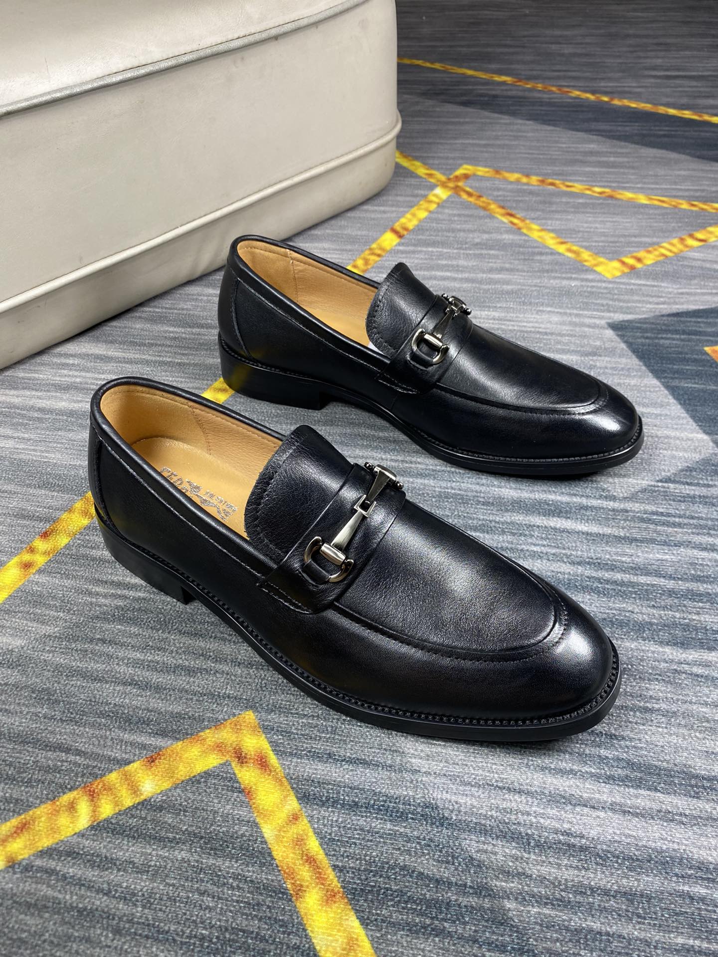 Zapatos casual de cuero Ferragamo business 👞, zapatos casuales sin cordones. La parte superior está hecha de piel de v…
