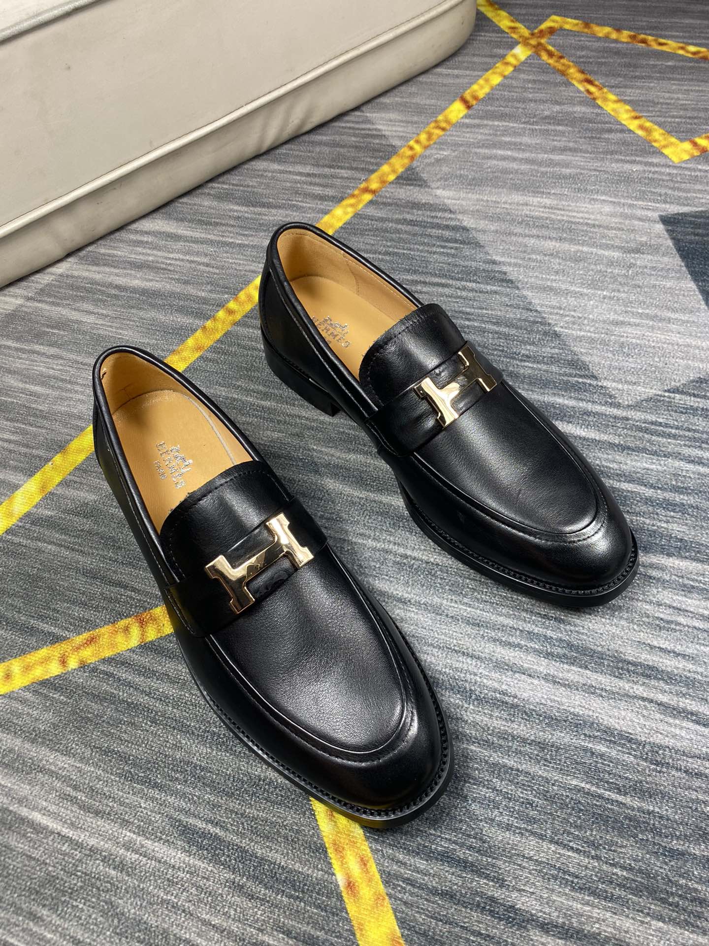 Zapatos casual de cuero Hermès business 👞, zapatos casuales sin cordones. La parte superior está hecha de piel de vaca…