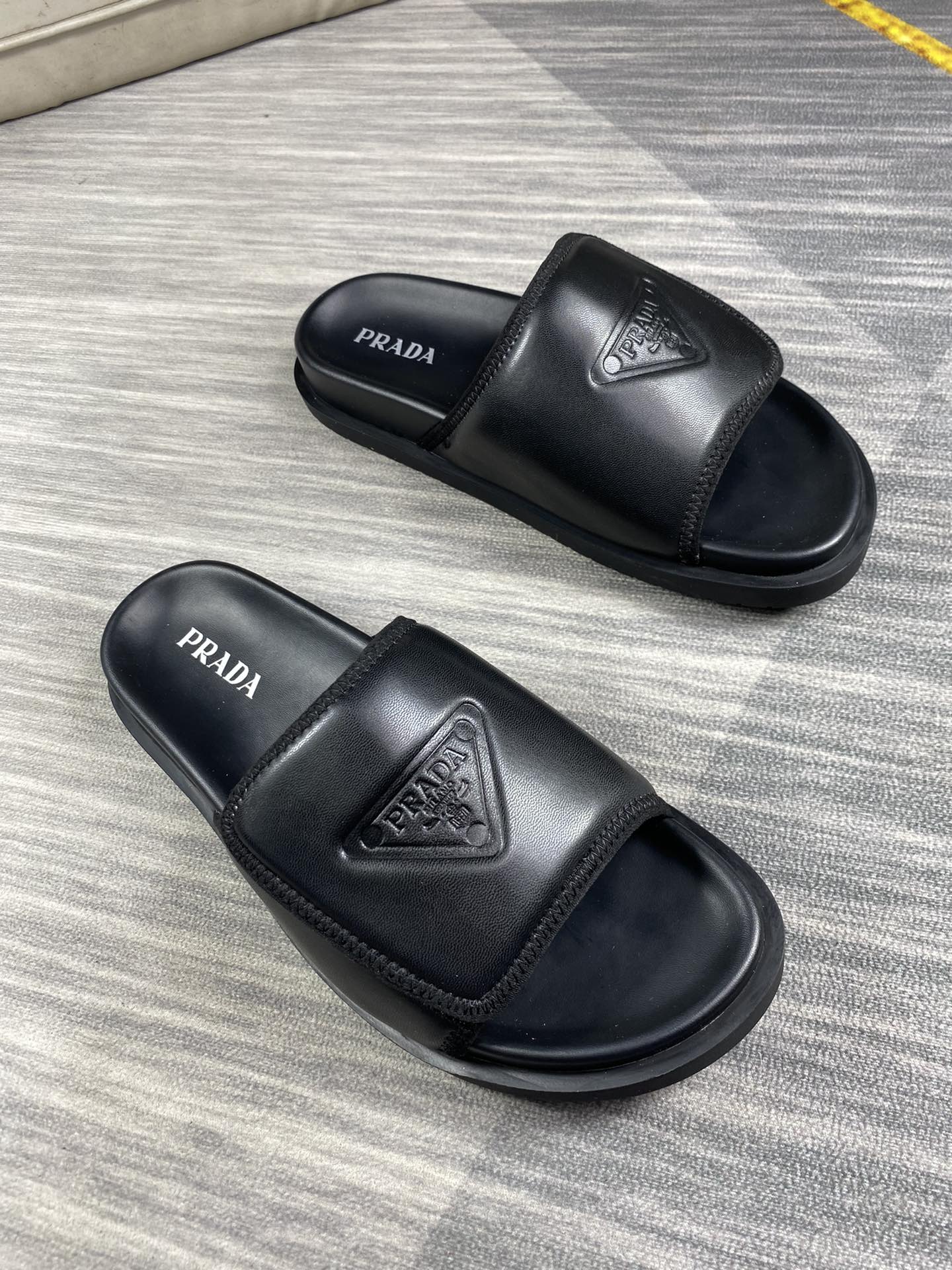 NO:829579,Prada Men's Casual Slippers Brand men's slippers, ingenious and exquisite design, very cool to wear19860909普拉达男士休闲拖鞋 品牌男士拖鞋,穿巧妙精美设计包裹感十足酷毙了双层组合大底,加厚海绵中底+防滑大底,时尚帅气,尊贵奢华,旅游居家不二之选 码数38-44,,prada,slippers,Men's shoes