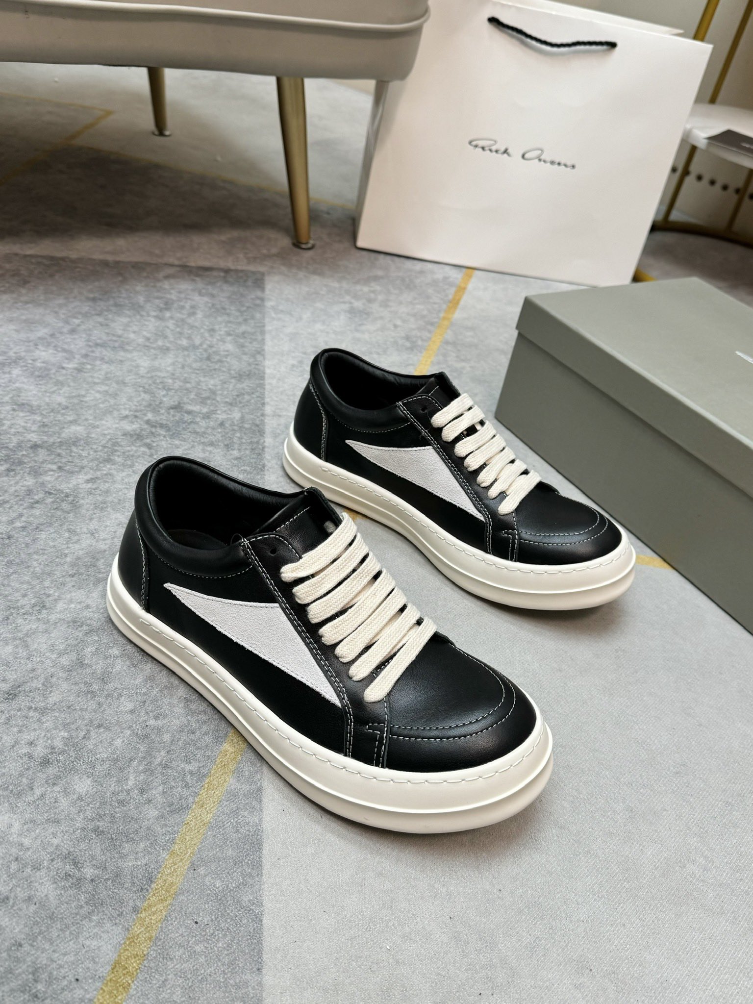 NO:744759,[High-end version] Owens' popular trendy shoes, imported nubuck leather upper, first-layer genuine leather, original outsole, exquisite packaging. Size 35-44.45 46 customized,19860909【高端版】欧文斯爆款潮鞋,鞋面进口磨砂皮,头层真皮家,原版大底,精致包装. 码数35-44.45 46定做,,Men's shoes