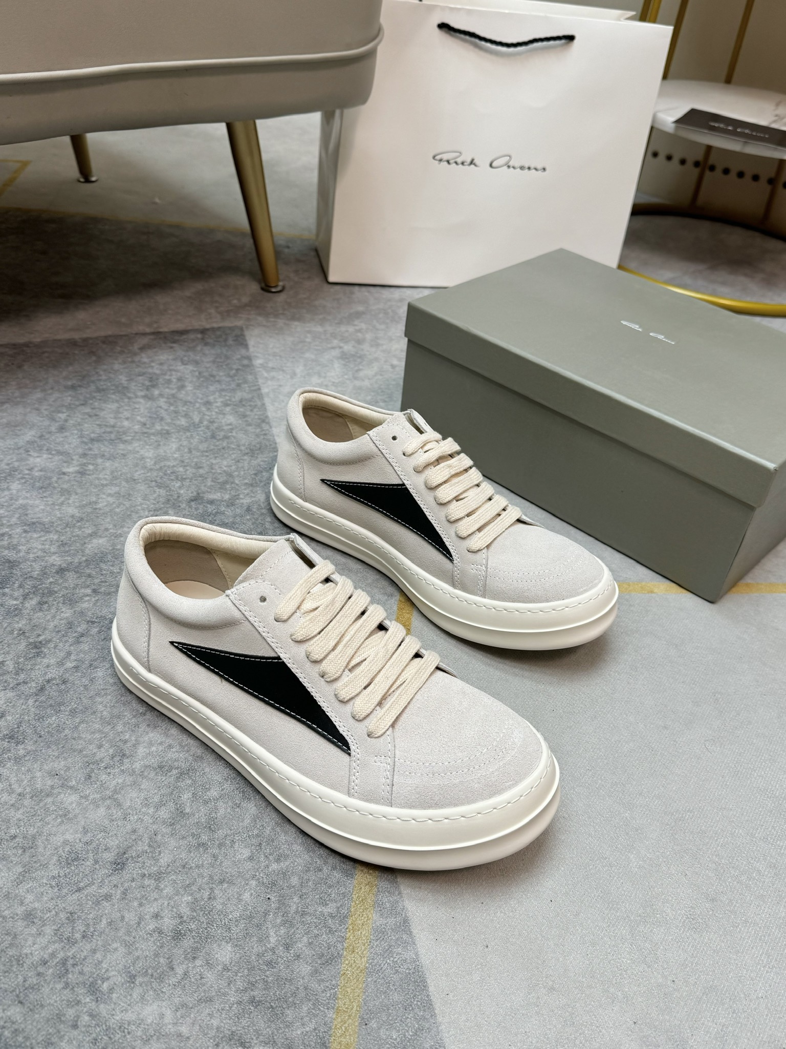 NO:744766,[High-end version] Owens' popular trendy shoes, imported canvas upper, first layer of genuine leather, original outsole, exquisite packaging. Size 35-44.45 46 customized,19860909【高端版】欧文斯爆款潮鞋,鞋面进口帆布,头层真皮家,原版大底,精致包装. 码数35-44.45 46定做,,Men's shoes