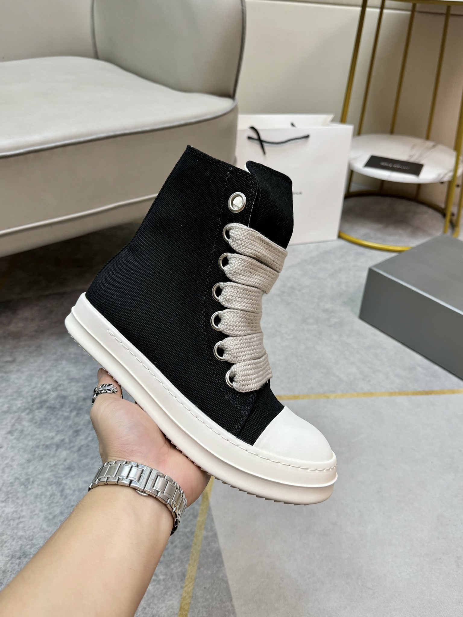 NO:744723,[Platform with independent brand support] Owens' same style popular trendy shoes, imported cowhide upper, genuine leather lining, original milk-scented outsole, exquisite packaging. Size 35-44.45 46 customized,,cowhide19860909【有自主品牌支持平台】欧文斯同款爆款潮鞋,鞋面进口牛皮,真皮内里,原版奶香大底,精致包装. 码数35-44.45 46定做,,cowhide,Men's shoes
