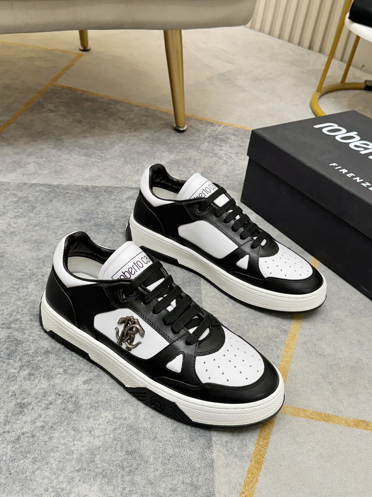 NO:778455,. High-end presentation of ROBERTO CAVALLI fashionable shoes, imported cowhide upper, exquisite tailoring, brand metal buckle decoration on the side, luxurious cowhide lining feet. Size 40-44.45 46 custom-made without returns,,cowhide19860909. 罗伯特·卡沃利（ROBERTO CAVALLI）潮鞋高端呈现,鞋面进口牛皮,精致裁剪,侧面品牌金属扣装饰,奢华牛皮内里垫脚. 码数40-44.45 46订做不退货,,cowhide,Men's shoes