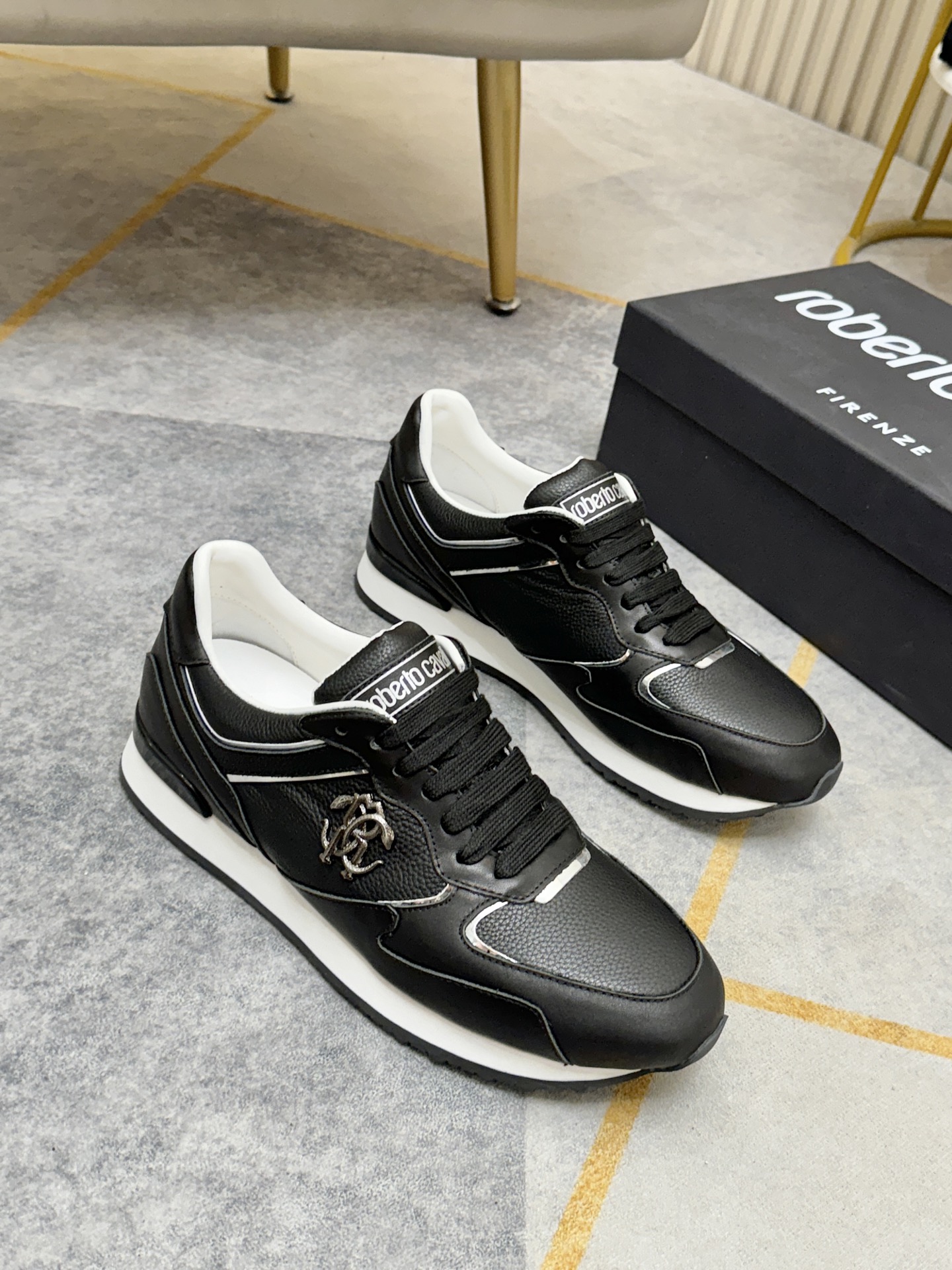 NO:778463,ROBERTO CAVALLI's high-end trendy shoes feature imported cowhide leather uppers, exquisite tailoring, brand metal buckle decoration on the side, and luxurious cowhide lining for feet. Size 40-44.45 46, custom-made with no returns, cowhide19860909罗伯特·卡沃利（ROBERTO CAVALLI）潮鞋高端呈现,鞋面进口牛皮,精致裁剪,侧面品牌金属扣装饰,奢华牛皮内里垫脚. 码数40-44.45 46订做不退货,,cowhide,Men's shoes
