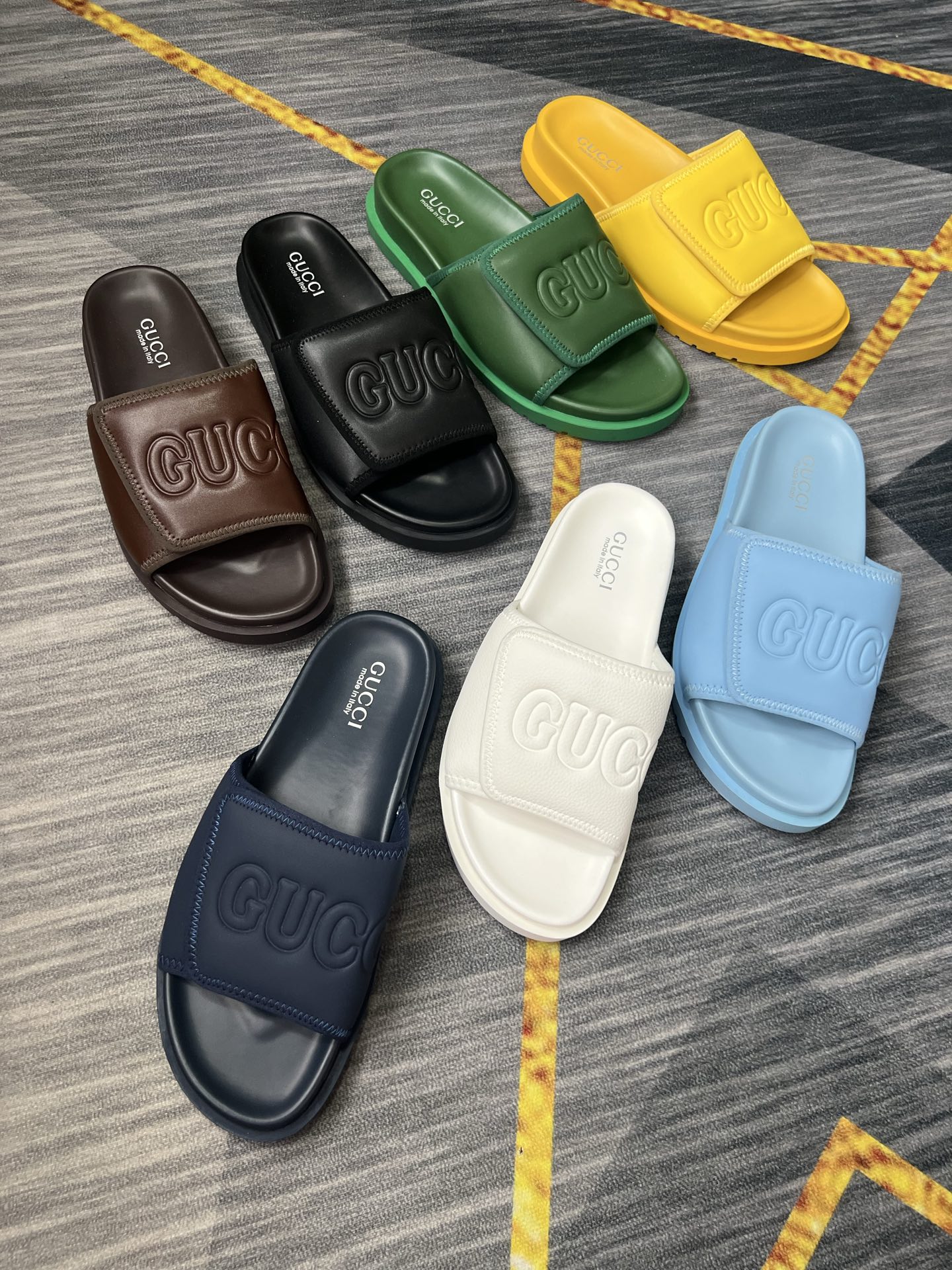 NO:829620,Gucci's new men's sandals and slippers are high-end boutique products with both elegance and quality. They are soft and skin-friendly, giving you a comfortable wearing experience. Perfect and exquisite design. Light and comfortable on the feet, fashionable and generous, and available in multiple colors!  Code number 38-44 (45 46 customized),,gucci,sandals,slippers19860909古驰新款男士凉鞋拖鞋,高端精品,气质优雅品质脚感并存,柔软亲肤,让您穿出舒适穿着感.完美精致的设计感.上脚轻便舒适,时尚大方,多色可选！ 码数38-44（45 46定做）,,gucci,sandals,slippers,Men's shoes