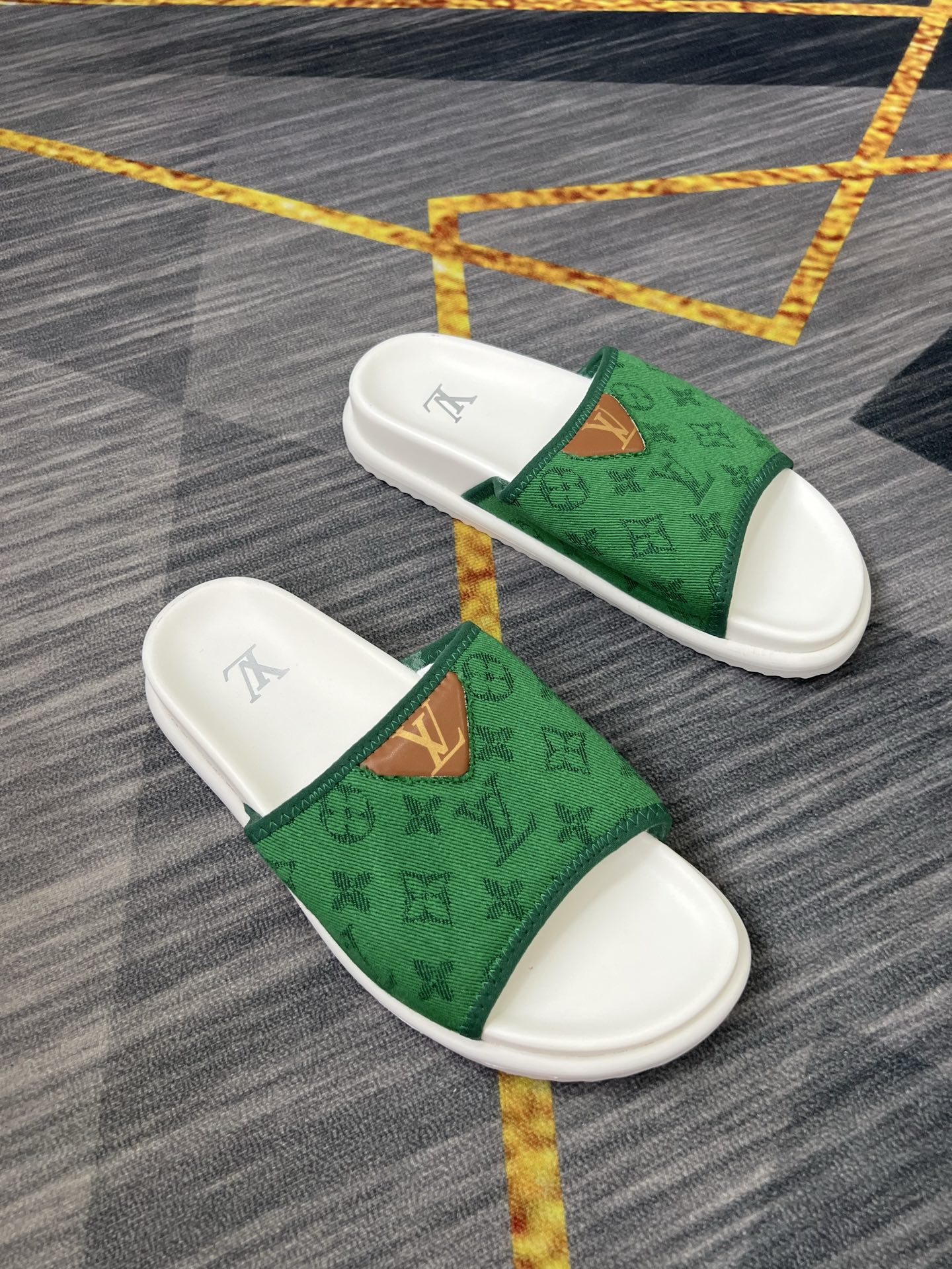 NO:829632,Lujia's new men's sandals and slippers are high-end boutique products with both elegance and quality. They are soft and skin-friendly, giving you a comfortable wearing experience. Perfect and exquisite design. Light and comfortable on the feet, fashionable and generous, and available in multiple colors!  Code number 38-44 (45 46 customized),, louis vuitton, louis vuitton, sandals, slippers19860909驴家新款男士凉鞋拖鞋,高端精品,气质优雅品质脚感并存,柔软亲肤,让您穿出舒适穿着感.完美精致的设计感.上脚轻便舒适,时尚大方,多色可选！ 码数38-44（45 46定做）,,louis vuitton,louis vuitton,sandals,slippers,Men's shoes