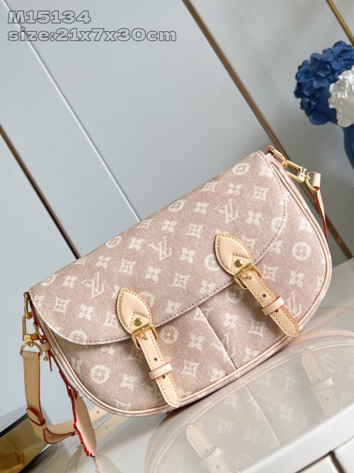 Louis Vuitton Travels With Grace Coddington Escape Handbag, 21 x 7 x 30 cm 1 Louis Vuitton Travels With Grace Coddington Escape Handbag, 21 x 7 x 30 cm