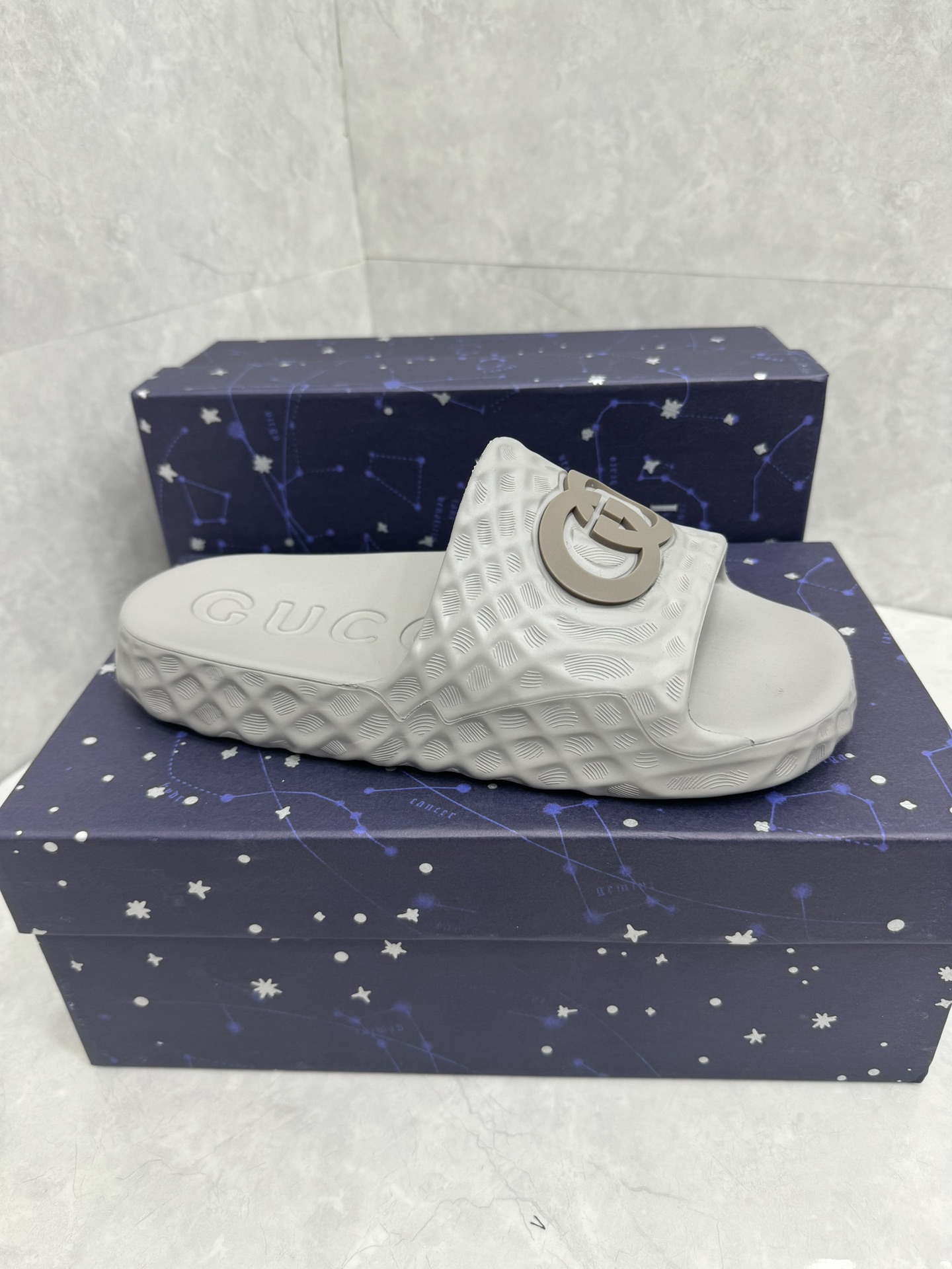 NO:170848,P Men's INTERLOCKING G Slippers This sandal is made of textured rubber, which mimics water ripples. The three-dimensional interlocking G logo adds an iconic style to the overall style. Gray textured rubber for men Three-dimensional effect Interlocking G 1.4' Heel height Made in Italy Size 38~45 sizes, slippers, sandals, slippers19860909P 男士 INTERLOCKING G 拖鞋 这款凉鞋采用纹理橡胶制成,模仿水波纹.立体互锁 G 徽标为整体风格增添了标志性风格. 灰色纹理橡胶 男士 立体效果 Interlocking G 1.4' 鞋跟高度 意大利制造 码数38～45 码,拖鞋,sandals,slippers,Women's Shoes