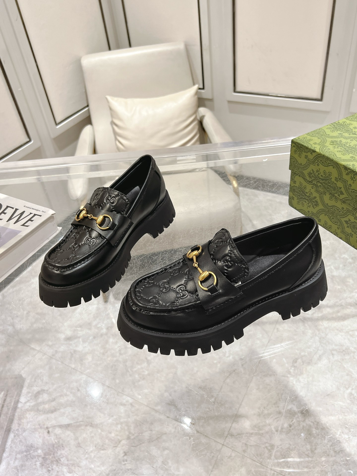 NO:485306,Popular P women's horse-bit buckle buckle sole moccasin shoes cowhip loafers This loafer is made of black leather with GG leather inserts on the top, adding a special touch to this classic style. Silver clips perfect the design. Black cowhide ladies gold horse-bit decoration black GG leather inlay sheepskin clamps rubber buckles sole Low model Height 2.3 cm Size 36~41 sizes, loafers, cowhide, sheepskin19860909爆款 P 女式马衔扣凸纹鞋底莫卡辛鞋牛皮乐福鞋 这款乐福鞋采用黑色皮革制成,顶部饰有 GG 皮革嵌片,为这款经典款式增添了特殊的触感.银色夹子完善了设计. 黑色牛皮面 女士 金色马衔扣装饰 黑色 GG 皮革镶嵌 羊皮里 夹钳 橡胶凸纹鞋底 低型号 高度2.3厘米 码数36～41 码,乐福鞋,loafers,cowhide,sheepskin,Women's Shoes