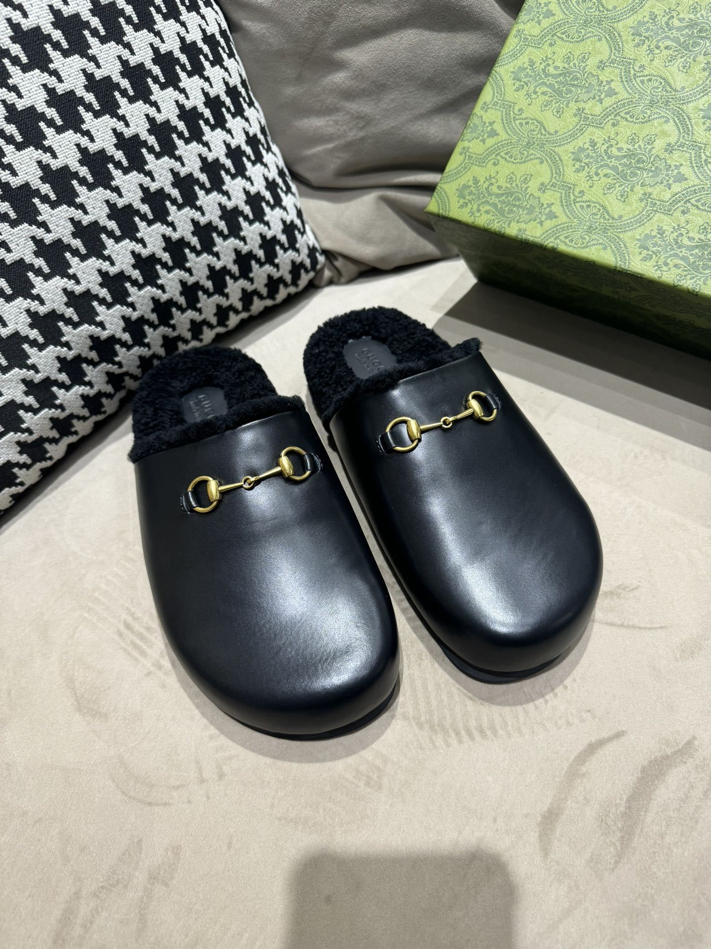 NO:485323,P Autumn and winter new wool women's wool slippers, Meinu wool slippers The latest collection features basic silhouette and iconic details. This slipper is made of black glossy cowhide Meinu wool lining and is decorated with an iconic horse bit. Black glossy cowhide Meinu wool lining clamps Rubber sole Round tip Low model Height 5mm Made in Italy Size women 36~42 Men's size 40~46, semi-tork, slippers, cowhide19860909P  秋冬新款羊毛女式带夹木鞋,美丽奴羊毛拖鞋 最新系列以基本廓形和标志性细节为特色.这款拖鞋采用黑色光面牛皮美丽奴羊毛内里制成,并饰有标志性的马衔扣. 黑色光面牛皮 男女同款 美丽奴羊毛内里 夹钳 橡胶鞋底 圆形尖端 低型号 高度5毫米 意大利制造 码数女码 36～42 男码 40～46,半拖,slippers,cowhide,Women's Shoes