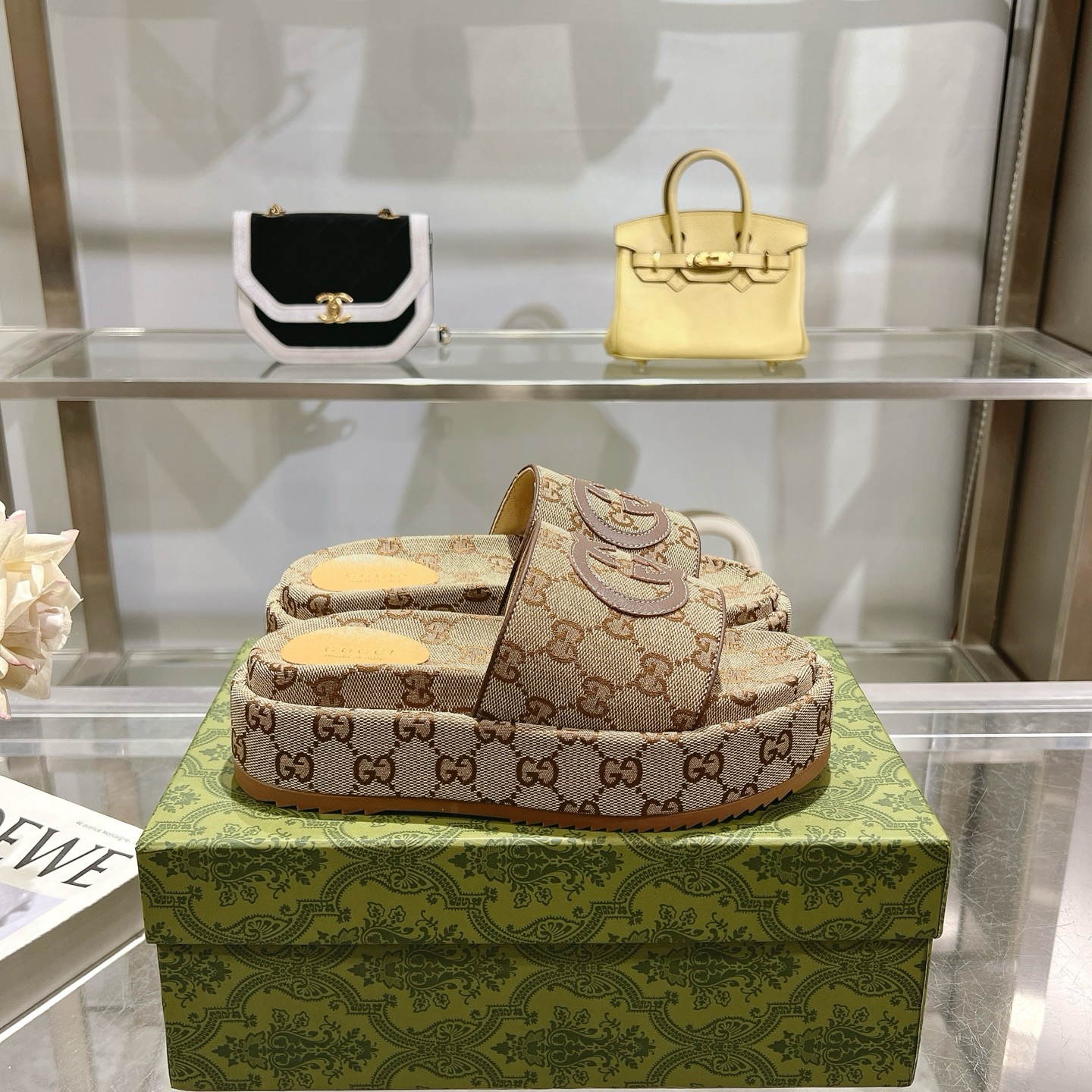 NO:235829,Gucci new women's large-sized GG table slippers As the brand's iconic logo, the logo enriches the design in a new and unexpected way. Behind each logo lies the tradition and value of the brand, and is a timeless medium that can be worn repeatedly. Following the concept of changing and experimental, each series presents different logo iterations. The large-sized GG is a new version of the historical letter combination, which defines this pair of thick-soled Jumbo GG canvas sheepskin inner women's low heel 1.1