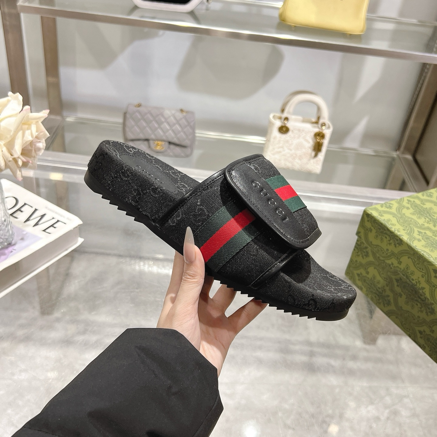 NO:226897,P GG home slippers Gucci women's signature shoes highlight the eye-catching theme. The jacquard design is made with geometric GG canvas, decorated with gold classic green red and green webbing. Black GG jacquard with gold classic green red and green webbing. Men and women common rubber sole Flat Made in Italy Size 35-46 sizes, slippers, gucci, gucci, slippers19860909P 男女同款GG家拖鞋 Gucci 女士签名鞋凸显引人注目的主题.通体提花设计带有几何 GG 帆布,饰有金典款绿红绿织带. 黑色 GG 提花搭配金典绿红绿织带 男女同款 橡胶鞋底 平坦的 意大利制造 码数35～46码,拖鞋,gucci,gucci,slippers,Women's Shoes