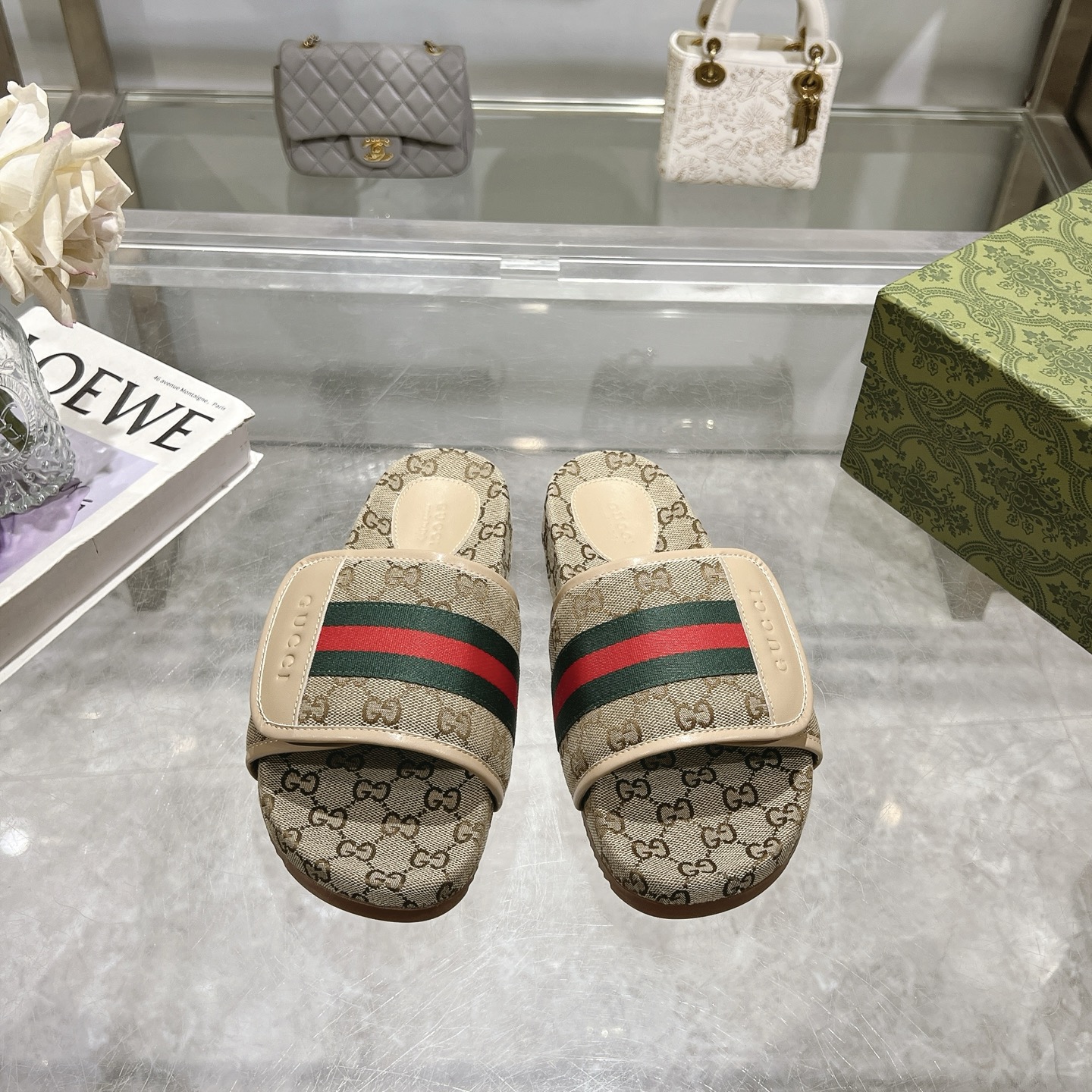 NO:226899,P GG home slippers Gucci women's signature shoes highlight the eye-catching theme. The whole jacquard design has geometric GG canvas, decorated with gold classic green red and green webbing. Beige GG jacquard with gold classic green red and green webbing. Men and women common rubber sole Flat Made in Italy Size 35-46 sizes, slippers, gucci, gucci, slippers19860909P 男女同款GG家拖鞋 Gucci 女士签名鞋凸显引人注目的主题.通体提花设计带有几何 GG 帆布,饰有金典款绿红绿织带. 米色 GG 提花搭配金典绿红绿织带 男女同款 橡胶鞋底 平坦的 意大利制造 码数35～46码,拖鞋,gucci,gucci,slippers,Women's Shoes