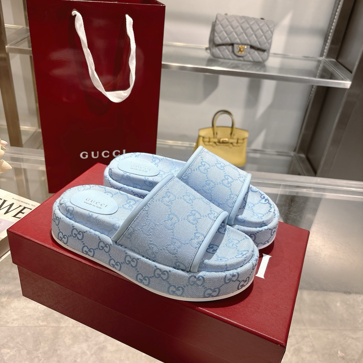 NO:226917,P hit 2025 Women's New GG Thick-soled Sandals The iconic Gucci logo and exquisite pattern are reinterpreted in a contemporary way for the latest Gucci series. This wedge-shaped sandals are made of GG canvas, characterized by the iconic outline. Beige blue original GG canvas Women's New Leather Decoration Leather Lining Rubber Outsole Flat Sole Made in Italy Size 35~44 Slippers, gucci, slippers19860909P 爆款2025女士新款 GG 厚底凉拖鞋 标志性的古驰标志和精致图案以当代方式重新诠释,用于最新的古驰系列.这款楔形凉拖鞋采用GG帆布制成,以标志性的轮廓为特点. 米色兰色原版GG帆布 女士新款 皮革装饰 皮革衬里 橡胶大底 平底 意大利制造 码数35～44码,拖鞋,gucci,slippers,Women's Shoes