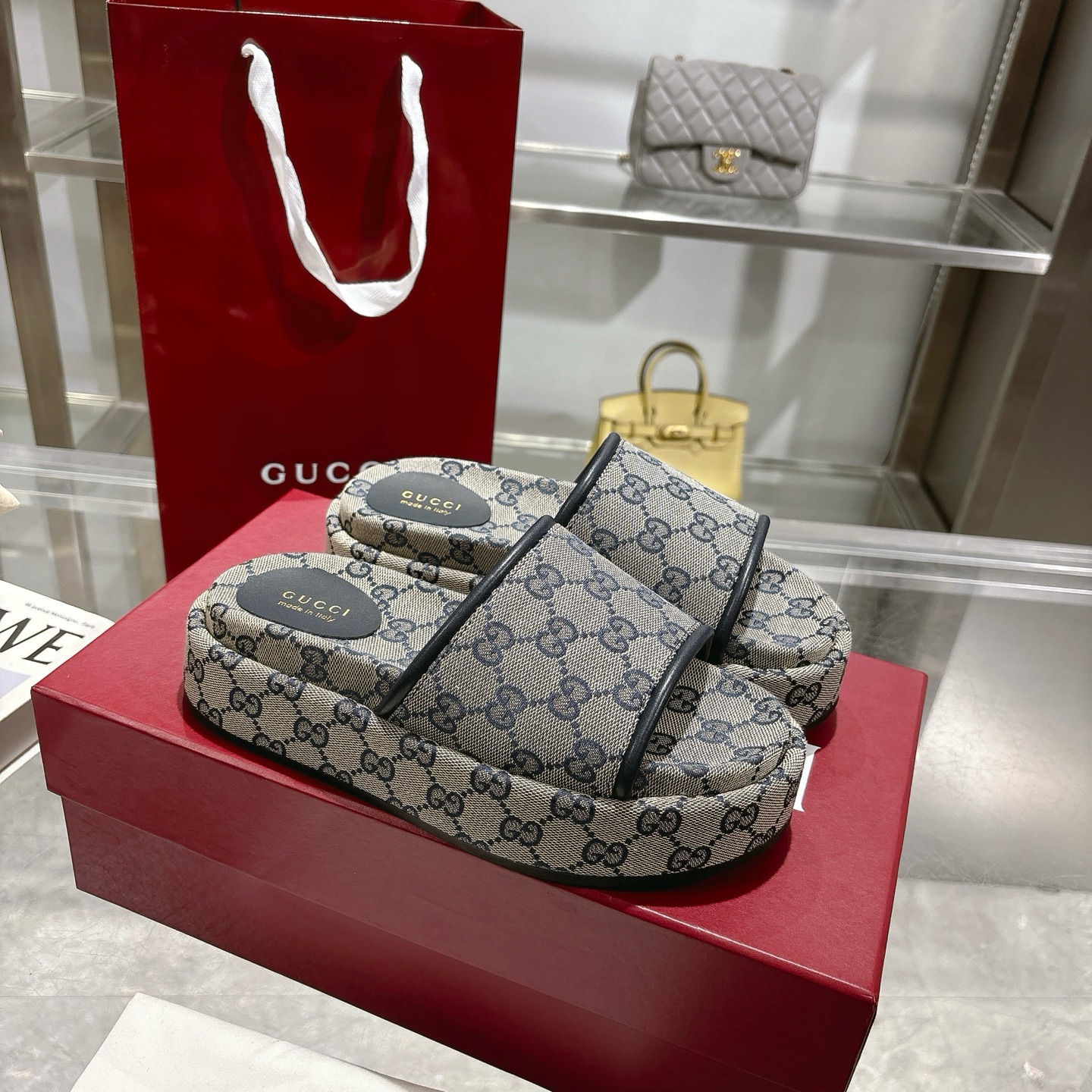 NO:226967,P hit 2025 Women's New GG Thick-soled Sandals The iconic Gucci logo and exquisite pattern are reinterpreted in a contemporary way for the latest Gucci series. This wedge-shaped sandals are made of GG canvas, characterized by the iconic outline. Beige and dark blue original GG canvas Women's New Leather Decoration Leather Lining Rubber Outsole Flat Sole Made in Italy Size 35~44 Slippers, gucci, slippers19860909P 爆款2025女士新款 GG 厚底凉拖鞋 标志性的古驰标志和精致图案以当代方式重新诠释,用于最新的古驰系列.这款楔形凉拖鞋采用GG帆布制成,以标志性的轮廓为特点. 米色和深蓝色原版GG帆布 女士新款 皮革装饰 皮革衬里 橡胶大底 平底 意大利制造 码数35～44码,拖鞋,gucci,slippers,Women's Shoes