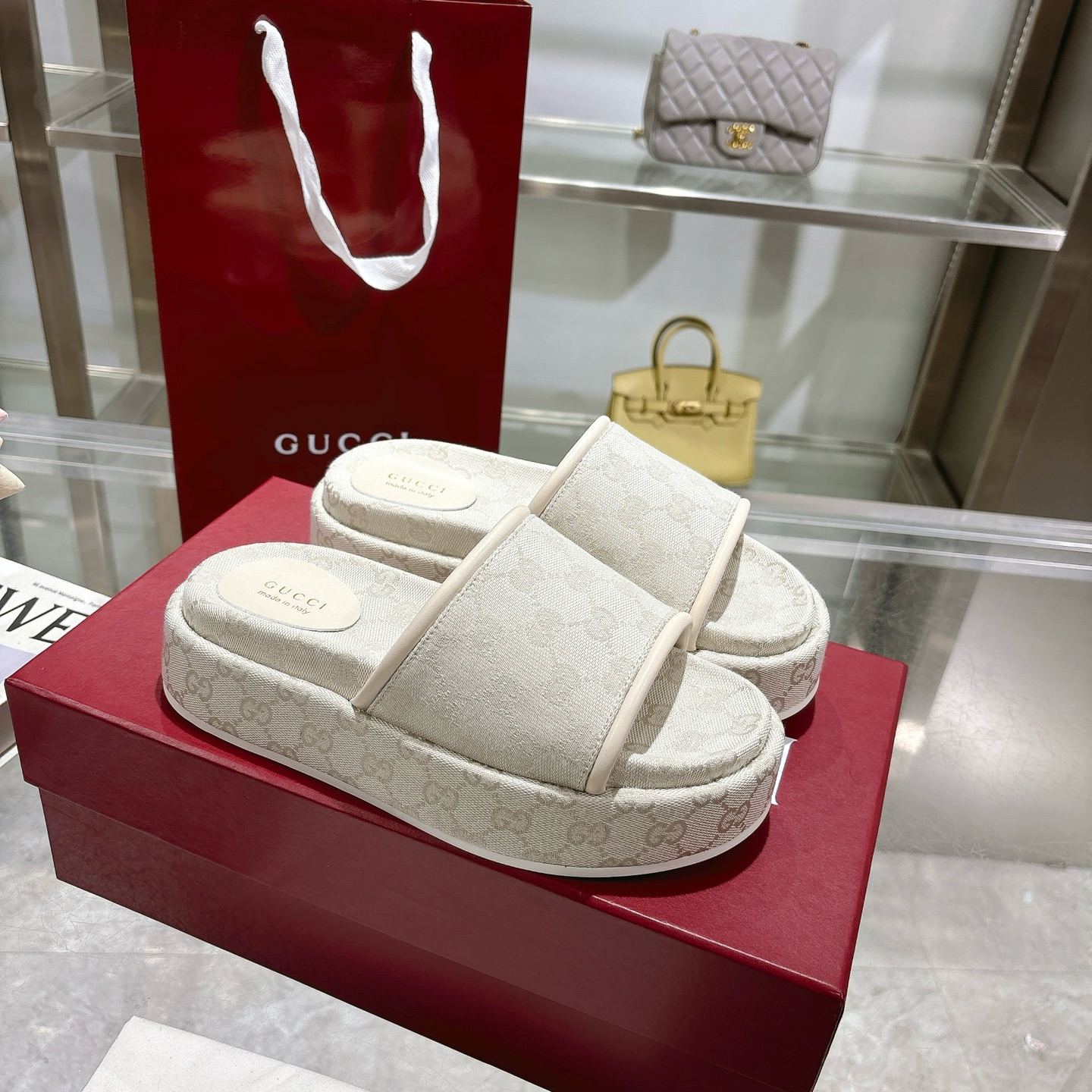 NO:226932,P hit 2025 Women's New GG Thick-soled Sandals The iconic Gucci logo and exquisite patterns are reinterpreted in a contemporary way for the latest Gucci series. This wedge-shaped sandals are made of GG canvas and are characterized by the iconic outline. Off-white original GG canvas Women's New Leather Decoration Leather Lining Rubber Outsole Flat Sole Made in Italy Size 35~44 Slippers, gucci, slippers19860909P 爆款2025女士新款 GG 厚底凉拖鞋 标志性的古驰标志和精致图案以当代方式重新诠释,用于最新的古驰系列.这款楔形凉拖鞋采用GG帆布制成,以标志性的轮廓为特点. 米白色原版GG帆布 女士新款 皮革装饰 皮革衬里 橡胶大底 平底 意大利制造 码数35～44码,拖鞋,gucci,slippers,Women's Shoes