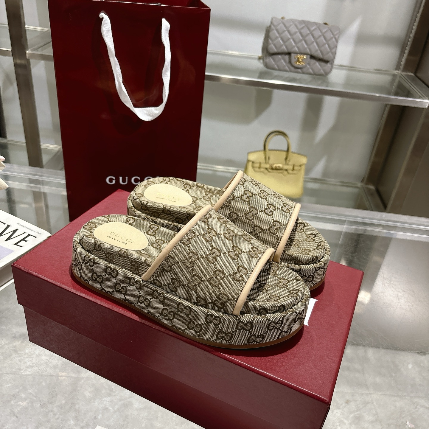 NO:226923,P hit 2025 Women's New GG Thick-soled Sandals The iconic Gucci logo and exquisite pattern are reinterpreted in a contemporary way for the latest Gucci series. This wedge-shaped sandals are made of GG canvas, characterized by the iconic outline. Beige and light apricot original GG canvas Women's New Leather Decoration Leather Lining Rubber Outsole Flat Sole Made in Italy Size 35~44 Slippers, gucci, slippers19860909P 爆款2025女士新款 GG 厚底凉拖鞋 标志性的古驰标志和精致图案以当代方式重新诠释,用于最新的古驰系列.这款楔形凉拖鞋采用GG帆布制成,以标志性的轮廓为特点. 米色和浅杏色原版GG帆布 女士新款 皮革装饰 皮革衬里 橡胶大底 平底 意大利制造 码数35～44码,拖鞋,gucci,slippers,Women's Shoes