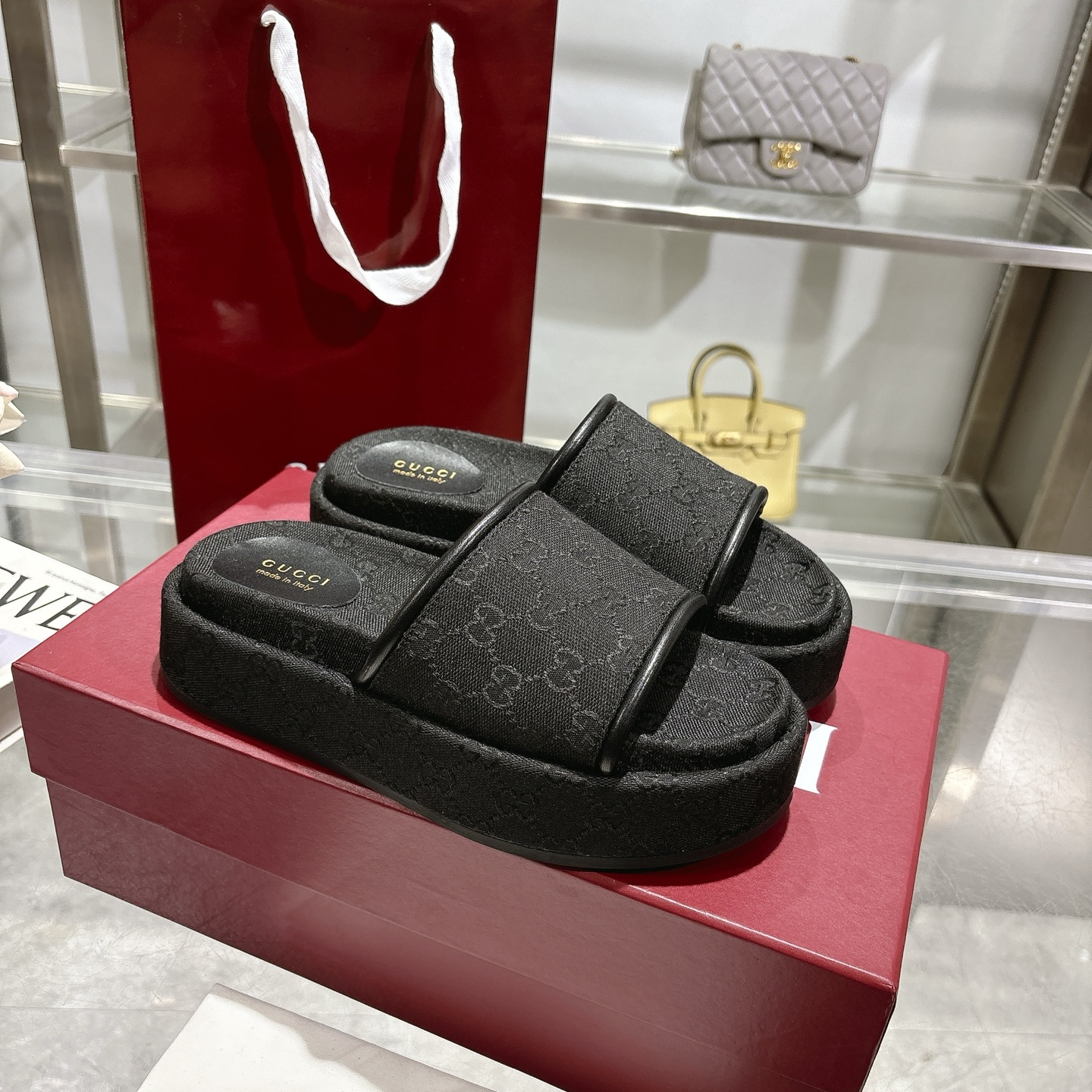 NO:226928,P hit 2025 Women's New GG Thick-soled Sandals The iconic Gucci logo and exquisite patterns are reinterpreted in a contemporary way for the latest Gucci series. This wedge-shaped sandals are made of GG canvas and are characterized by the iconic outline. Black original GG canvas Women's New Leather Decoration Leather Lining Rubber Outsole Flat Sole Made in Italy Size 35~44 Slippers, gucci, slippers19860909P 爆款2025女士新款 GG 厚底凉拖鞋 标志性的古驰标志和精致图案以当代方式重新诠释,用于最新的古驰系列.这款楔形凉拖鞋采用GG帆布制成,以标志性的轮廓为特点. 黑色原版GG帆布 女士新款 皮革装饰 皮革衬里 橡胶大底 平底 意大利制造 码数35～44码,拖鞋,gucci,slippers,Women's Shoes