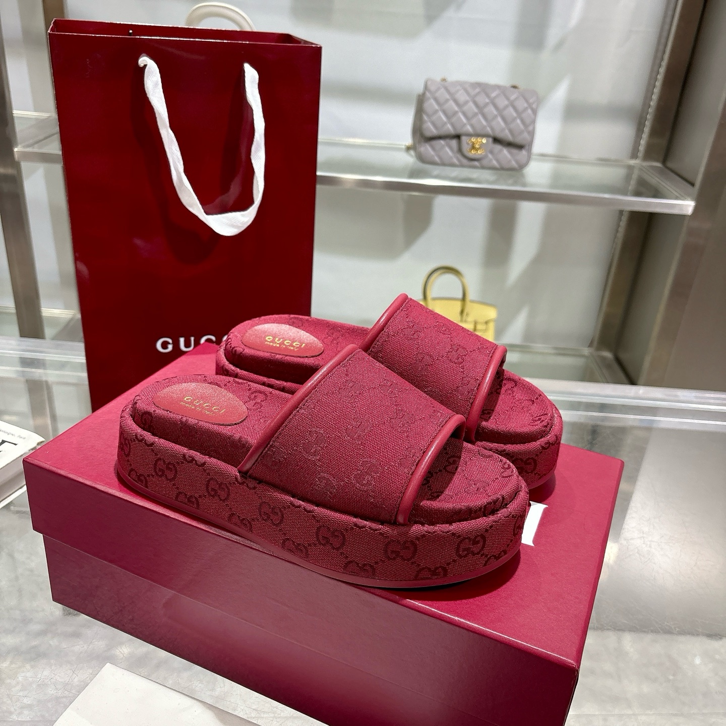 NO:226962,P hit 2025 Women's New GG Thick-soled Sandals The iconic Gucci logo and exquisite patterns are reinterpreted in a contemporary way for the latest Gucci series. This wedge-shaped sandals are made of GG canvas, characterized by the iconic outline. Burgundy original GG canvas Women's New Leather Decoration Leather Lining Rubber Outsole Flat Sole Made in Italy Size 35~44 Slippers, gucci, slippers19860909P 爆款2025女士新款 GG 厚底凉拖鞋 标志性的古驰标志和精致图案以当代方式重新诠释,用于最新的古驰系列.这款楔形凉拖鞋采用GG帆布制成,以标志性的轮廓为特点. 酒红色原版GG帆布 女士新款 皮革装饰 皮革衬里 橡胶大底 平底 意大利制造 码数35～44码,拖鞋,gucci,slippers,Women's Shoes