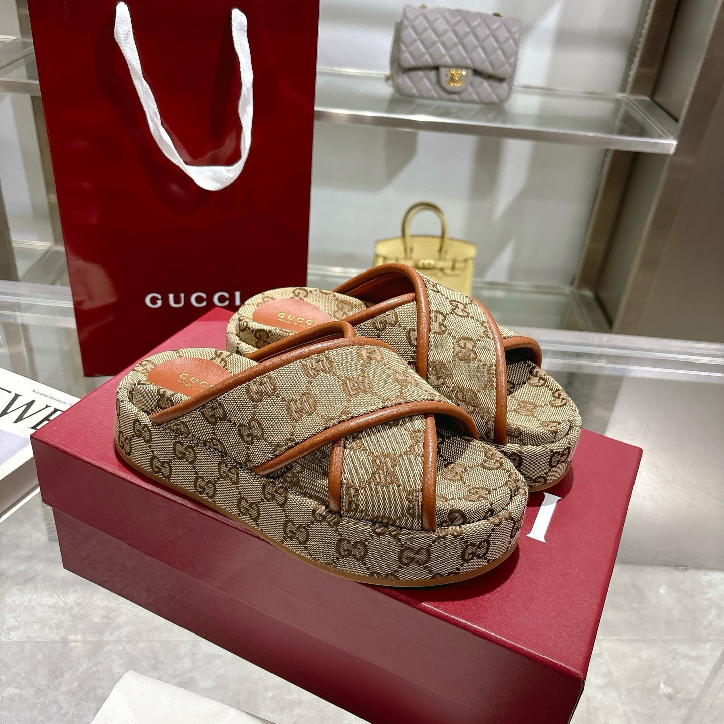 NO:226964,P Women's new GG cross upper thick-soled sandals The iconic Gucci logo and exquisite pattern are reinterpreted in a contemporary way for the latest Gucci collection. This wedge sandal is made of GG canvas, characterized by the iconic outline. Beige and dark brown original GG canvas Women's new leather trim Leather lining Rubber sole Flat heel Heel Heel Heel: 1.1