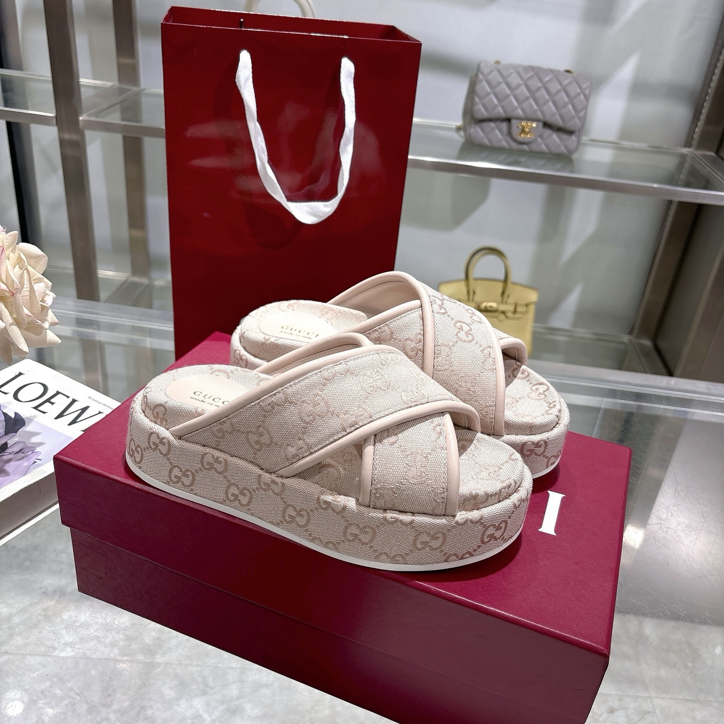 NO:226979,P Women's new GG cross upper thick-soled sandals The iconic Gucci logo and exquisite pattern are reinterpreted in a contemporary way for the latest Gucci series. This wedge sandal is made of GG canvas, characterized by the iconic outline. Beige and honey pink original GG canvas Women's new leather trim Leather lining Rubber sole Flat heel Heel Heel Heel: 1.1