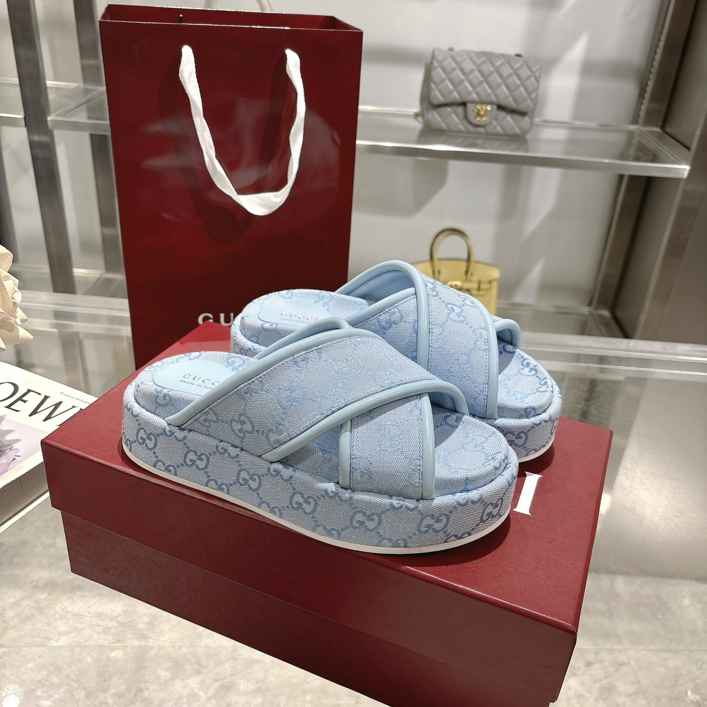 NO:226976,P Women's new GG cross upper thick-soled sandals The iconic Gucci logo and exquisite pattern are reinterpreted in a contemporary way for the latest Gucci series. This wedge sandal is made of GG canvas, characterized by the iconic outline. Beige and blue original GG canvas Women's new leather trim Leather lining Rubber sole Flat heel Heel Heel Heel: 1.1