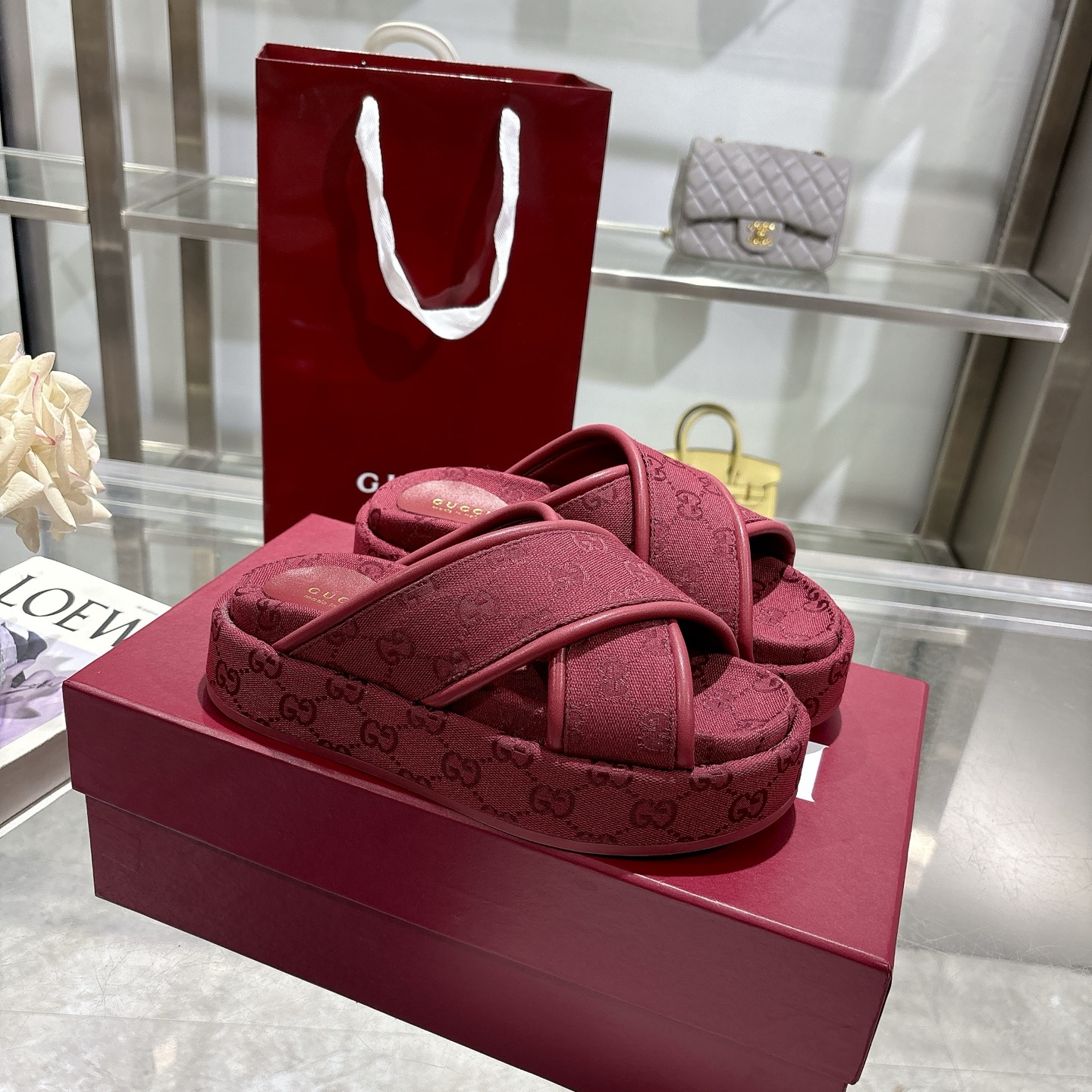 NO:227001,P Women's new GG cross upper thick-soled sandals The iconic Gucci logo and exquisite pattern are reinterpreted in a contemporary way for the latest Gucci series. This wedge sandal is made of GG canvas and is characterized by an iconic outline. Burgundy original GG canvas Women's new leather trim Leather lining Rubber sole Flat heel Heel Heel Heel: 1.1