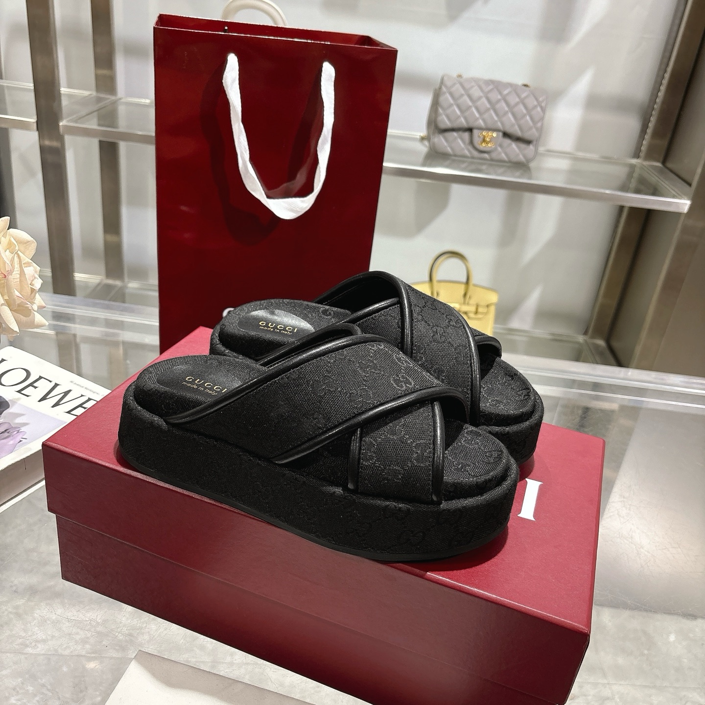 NO:226989,P Women's new GG cross upper thick-soled sandals The iconic Gucci logo and exquisite pattern are reinterpreted in a contemporary way for the latest Gucci series. This wedge sandal is made of GG canvas and is characterized by an iconic outline. Black original GG canvas Women's new leather trim Leather lining Rubber sole Flat heel Heel Heel Heel: 1.1