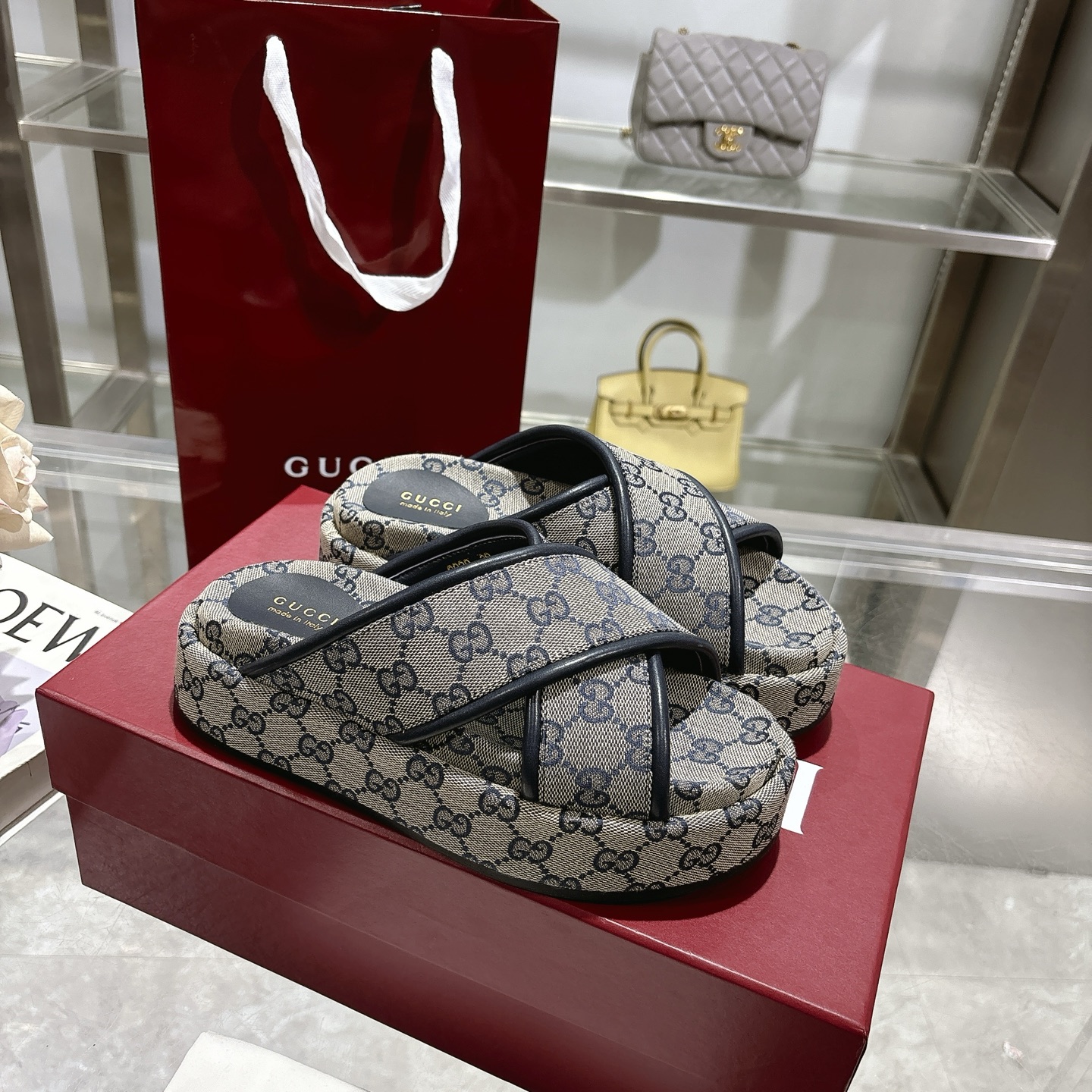 NO:227007,P Women's new GG cross upper thick-soled sandals The iconic Gucci logo and exquisite pattern are reinterpreted in a contemporary way for the latest Gucci series. This wedge sandal is made of GG canvas, characterized by the iconic outline. Beige and dark blue original GG canvas Women's new leather trim Leather lining Rubber sole Flat heel Heel Heel Heel: 1.1