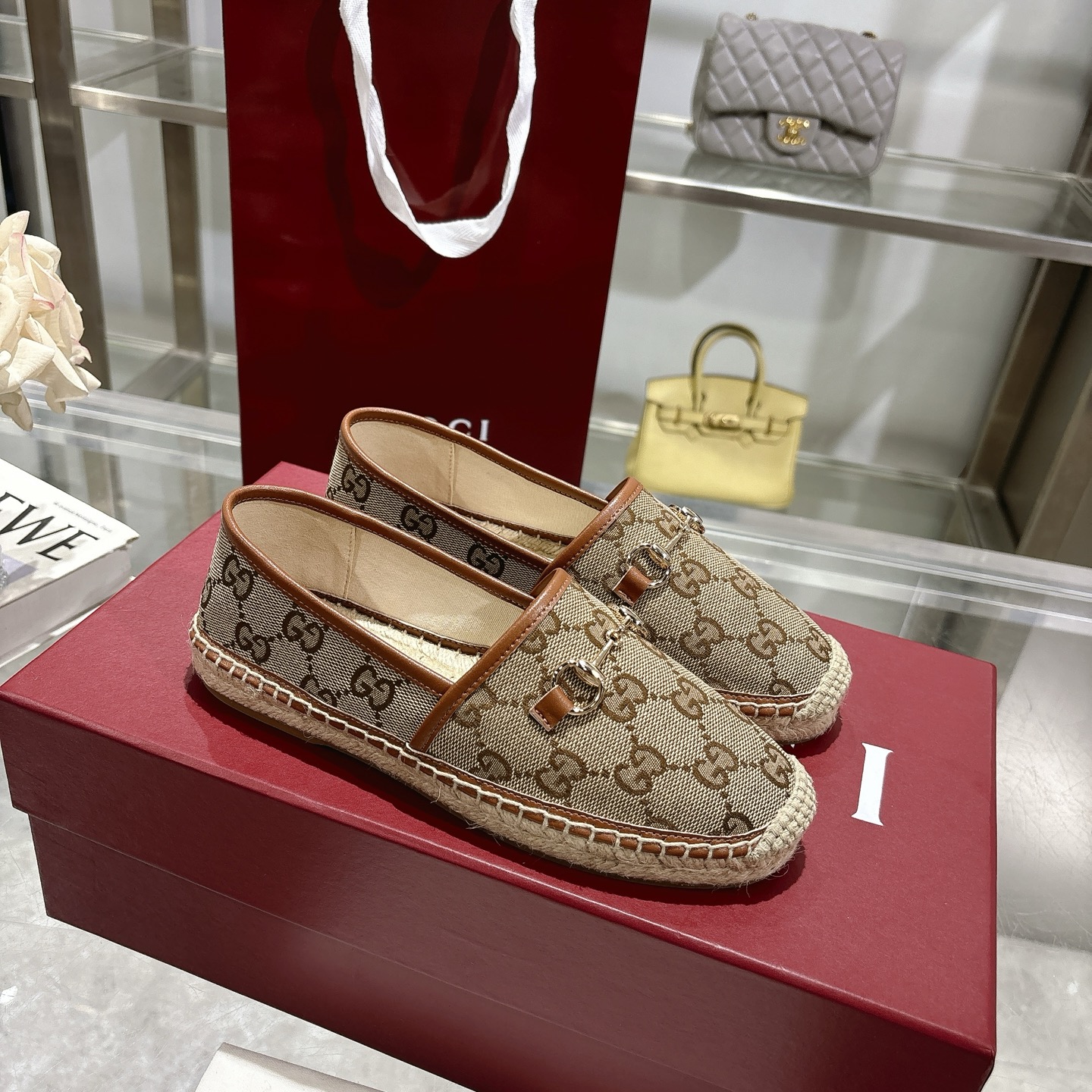 NO:226993,P Horse Bed Women's New Fisherman's Shoes Made of beige and dark brown GG canvas, blending traditional patterns with modern style. Light gold horse bit details add a touch of sophistication, while cotton and linen and rubber soles ensure comfort and stability. Beige and dark brown GG canvas Women's Light gold hardware accessories Leather decoration Weaving lining Horse bit decor Cotton and linen and rubber soles Flat Size 35-41 sizes, fisherman's shoes, espadrilles19860909P 马衔扣女士新款渔夫鞋 这款鞋采用米色和深棕色GG帆布制成,将传统图案与现代风格融为一体.浅金色的马衔扣细节增添了一丝精致感,而棉麻和橡胶鞋底则确保了舒适和稳定性. 米色和深棕色 GG 帆布 女士 浅金色五金配件 皮革装饰 织布衬里 马衔扣装饰 棉麻和橡胶鞋底 平的 码数35～41码,渔夫鞋,espadrilles,Women's Shoes