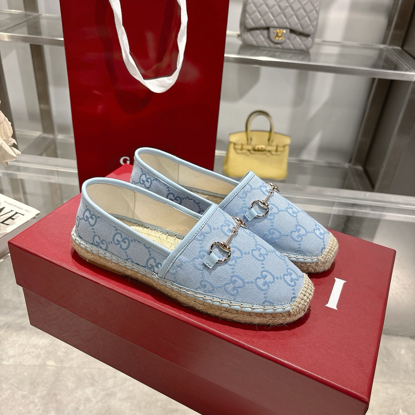 NO:226969,P Horse Bed Women's New Fisherman's Shoes Made of beige and blue GG canvas, blending traditional patterns with modern style. Light gold horse bit details add a touch of sophistication, while cotton and linen and rubber soles ensure comfort and stability. Beige and blue GG canvas Women's Light gold hardware accessories Leather decoration Weaving lining Horse bit decor Cotton and linen and rubber soles Flat Size 35-41 sizes, fisherman's shoes, espadrilles19860909P 马衔扣女士新款渔夫鞋 这款鞋采用米色和兰色GG帆布制成,将传统图案与现代风格融为一体.浅金色的马衔扣细节增添了一丝精致感,而棉麻和橡胶鞋底则确保了舒适和稳定性. 米色和兰色 GG 帆布 女士 浅金色五金配件 皮革装饰 织布衬里 马衔扣装饰 棉麻和橡胶鞋底 平的 码数35～41码,渔夫鞋,espadrilles,Women's Shoes