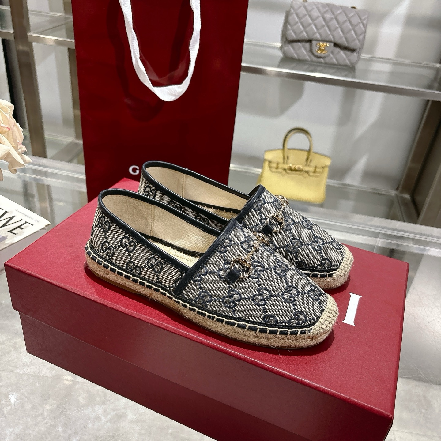 NO:226987,P Horse Bed Women's New Fisherman's Shoes Made of beige and dark blue GG canvas, blending traditional patterns with modern style. Light gold horse bit details add a touch of sophistication, while cotton and linen and rubber soles ensure comfort and stability. Beige and dark blue GG canvas Women's Light gold hardware accessories Leather decoration Weaving lining Horse bit decor Cotton and linen and rubber soles Flat Size 35-41 sizes, fisherman's shoes, espadrilles19860909P 马衔扣女士新款渔夫鞋 这款鞋采用米色和深蓝色GG帆布制成,将传统图案与现代风格融为一体.浅金色的马衔扣细节增添了一丝精致感,而棉麻和橡胶鞋底则确保了舒适和稳定性. 米色和深蓝色 GG 帆布 女士 浅金色五金配件 皮革装饰 织布衬里 马衔扣装饰 棉麻和橡胶鞋底 平的 码数35～41码,渔夫鞋,espadrilles,Women's Shoes