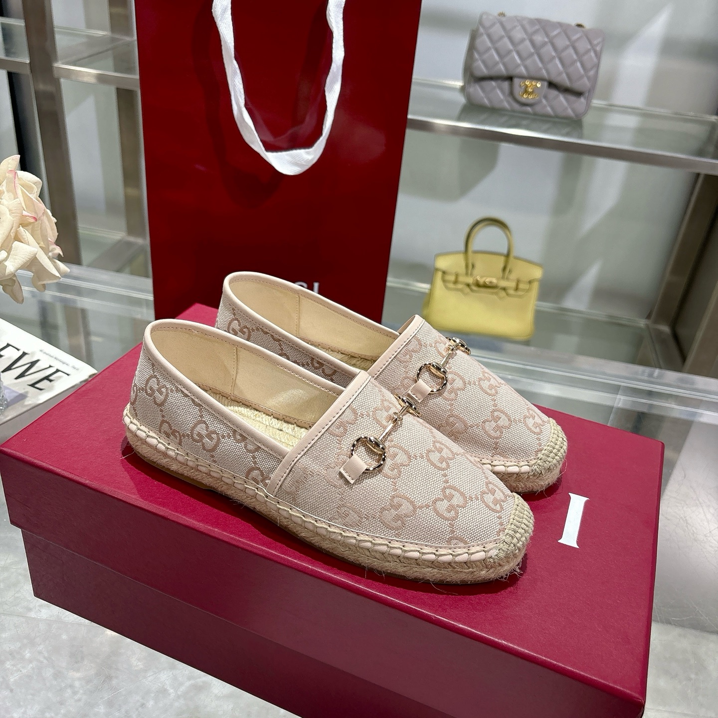 NO:226974,P Horse Bed Women's New Fisherman's Shoes Made of beige and honey pink GG canvas, blending traditional patterns with modern style. Light gold horse bit details add a touch of sophistication, while cotton and linen and rubber soles ensure comfort and stability. Beige and honey pink GG canvas Women's Light gold hardware accessories Leather decoration Weaving lining Horse bit decor Cotton and linen and rubber soles Flat Size 35-41 sizes, fisherman's shoes, espadrilles19860909P 马衔扣女士新款渔夫鞋 这款鞋采用米色和蜜粉色GG帆布制成,将传统图案与现代风格融为一体.浅金色的马衔扣细节增添了一丝精致感,而棉麻和橡胶鞋底则确保了舒适和稳定性. 米色和蜜粉色 GG 帆布 女士 浅金色五金配件 皮革装饰 织布衬里 马衔扣装饰 棉麻和橡胶鞋底 平的 码数35～41码,渔夫鞋,espadrilles,Women's Shoes