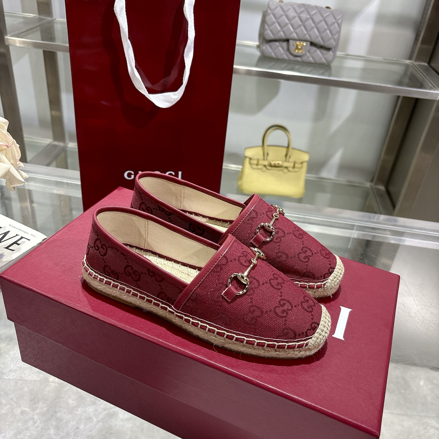 NO:226981,P Horse Bed Women's New Fisherman's Shoes Made of burgundy GG canvas, blending traditional patterns with modern style. Light gold horse bit details add a touch of sophistication, while cotton and linen and rubber soles ensure comfort and stability. Burgundy GG canvas Women's Light Gold Hardware Accessories Leather Decoration Weaving Lining Horse Bed Decoration Cotton and linen and rubber soles Flat Size 35-41, Fisherman's Shoes, espadrilles19860909P 马衔扣女士新款渔夫鞋 这款鞋采用酒红色GG帆布制成,将传统图案与现代风格融为一体.浅金色的马衔扣细节增添了一丝精致感,而棉麻和橡胶鞋底则确保了舒适和稳定性. 酒红色 GG 帆布 女士 浅金色五金配件 皮革装饰 织布衬里 马衔扣装饰 棉麻和橡胶鞋底 平的 码数35～41码,渔夫鞋,espadrilles,Women's Shoes