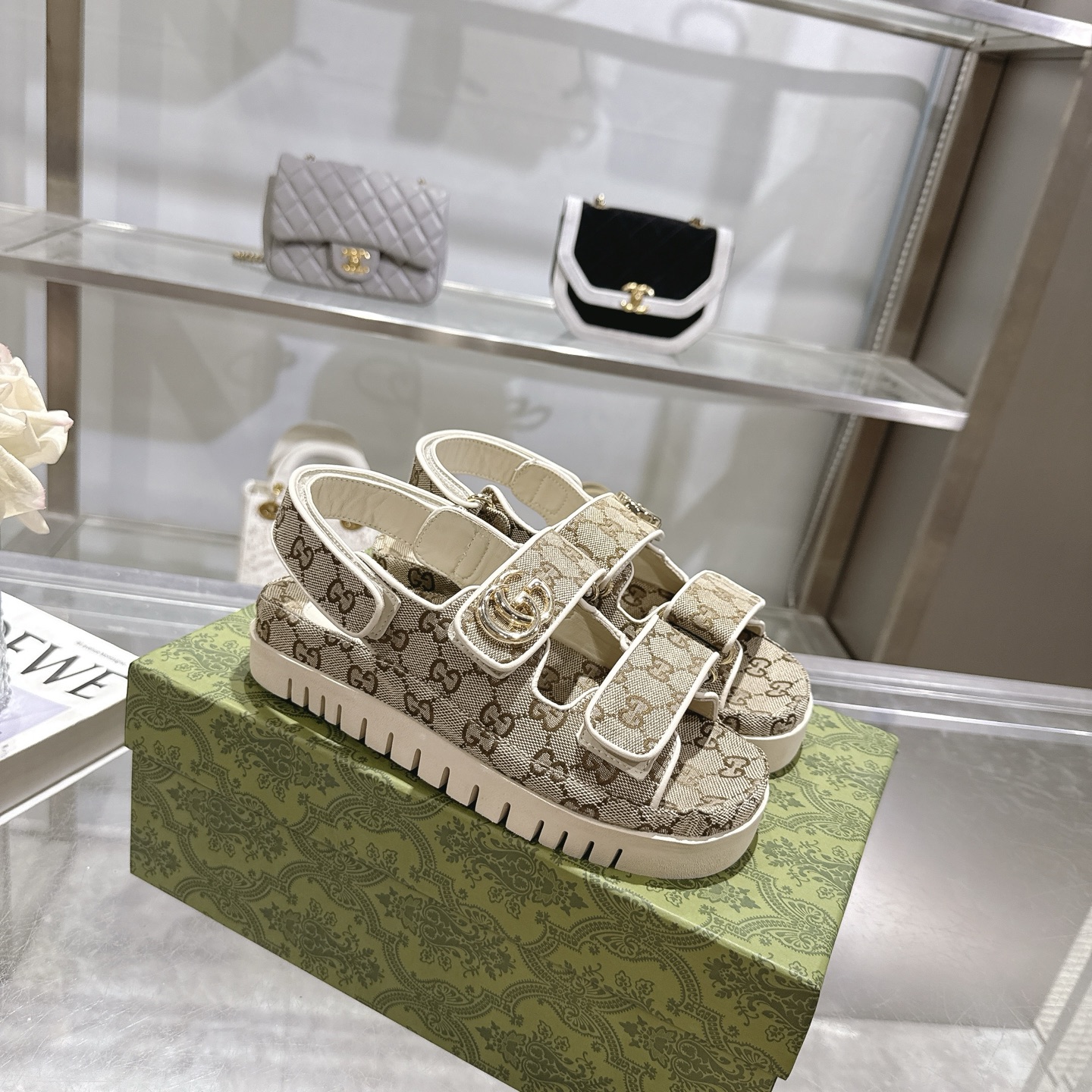 NO:246938,P New Women's Sandals with P G Gucci's contemporary narrative explores the unique blend of traditional elements and the brand's beloved symbols. The sandals are defined by the beloved double G hardware, adding a subtle sense of logo that combines with the versatility of Velcro. Beige and dark brown GG canvas Women Light gold hardware accessories Sheepskin inner Double G decoration Rubber sole Velcro buckle flats Made in Italy Size 36-42 sizes, sandals, gucci, sandals, sheepskin19860909P 带有双 G 的女士新款凉鞋 古驰的当代叙事探索了传统元素和该品牌深受喜爱的符号的独特融合.这双凉鞋由备受喜爱的双G硬件定义,增添了微妙的标志感,与魔术贴的通用性相结合. 米色和深棕色GG帆布 女性 浅金色五金配件 羊皮内里 双G装饰 橡胶鞋底 维可牢搭扣式 平底 意大利制造 码数36～42码,凉鞋,gucci,sandals,sheepskin,Women's Shoes