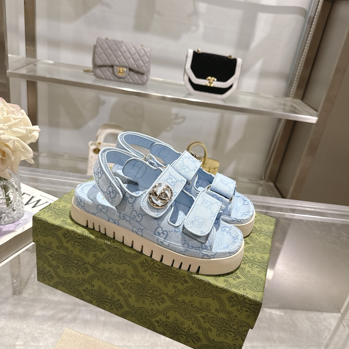 NO:246936,P New Women's Sandals with P G Gucci's contemporary narrative explores the unique blend of traditional elements and the brand's beloved symbols. The sandals are defined by the beloved double G hardware, adding a subtle sense of logo that combines with the versatility of Velcro. Beige and blue GG canvas Women Light Gold Hardware Accessories Sheepskin Inner Double G Decoration Rubber Sole Velcro Buckle Flat Sole Made in Italy Size 36-42 sizes, sandals, gucci, sandals, sheepskin19860909P 带有双 G 的女士新款凉鞋 古驰的当代叙事探索了传统元素和该品牌深受喜爱的符号的独特融合.这双凉鞋由备受喜爱的双G硬件定义,增添了微妙的标志感,与魔术贴的通用性相结合. 米色和兰色GG帆布 女性 浅金色五金配件 羊皮内里 双G装饰 橡胶鞋底 维可牢搭扣式 平底 意大利制造 码数36～42码,凉鞋,gucci,sandals,sheepskin,Women's Shoes