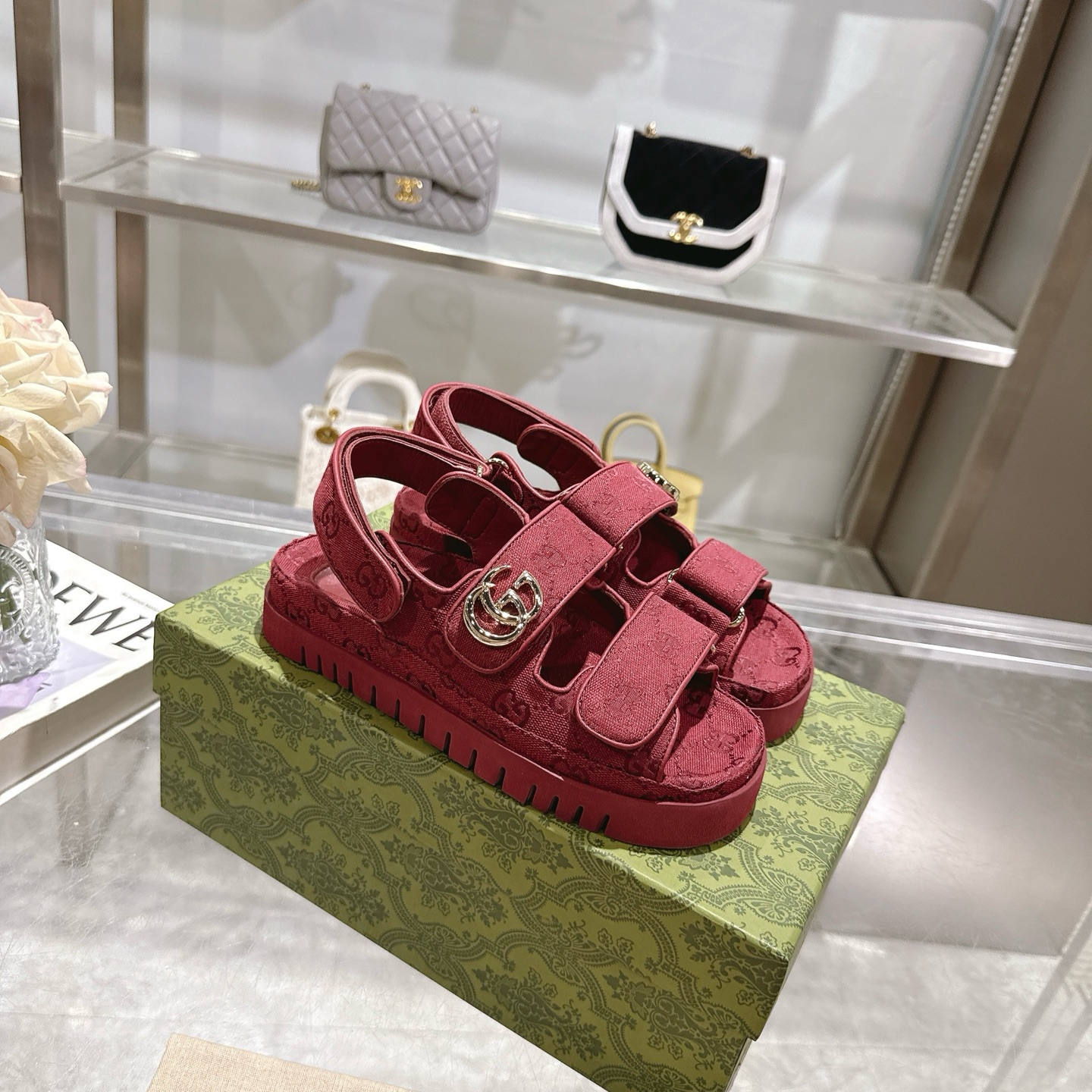 NO:246934,P New Women's Sandals with P G Gucci's contemporary narrative explores the unique blend of traditional elements and the brand's beloved symbols. The sandals are defined by the beloved double G hardware, adding a subtle sense of logo that combines with the versatility of Velcro. Burgundy GG Canvas Women Light Gold Hardware Accessories Sheepskin Inner Double G Decoration Rubber Sole Velcro Buckle Flat Sole Made in Italy Size 36-42 Sandals, gucci, sandals, sheepskin19860909P 带有双 G 的女士新款凉鞋 古驰的当代叙事探索了传统元素和该品牌深受喜爱的符号的独特融合.这双凉鞋由备受喜爱的双G硬件定义,增添了微妙的标志感,与魔术贴的通用性相结合. 酒红色GG帆布 女性 浅金色五金配件 羊皮内里 双G装饰 橡胶鞋底 维可牢搭扣式 平底 意大利制造 码数36～42码,凉鞋,gucci,sandals,sheepskin,Women's Shoes