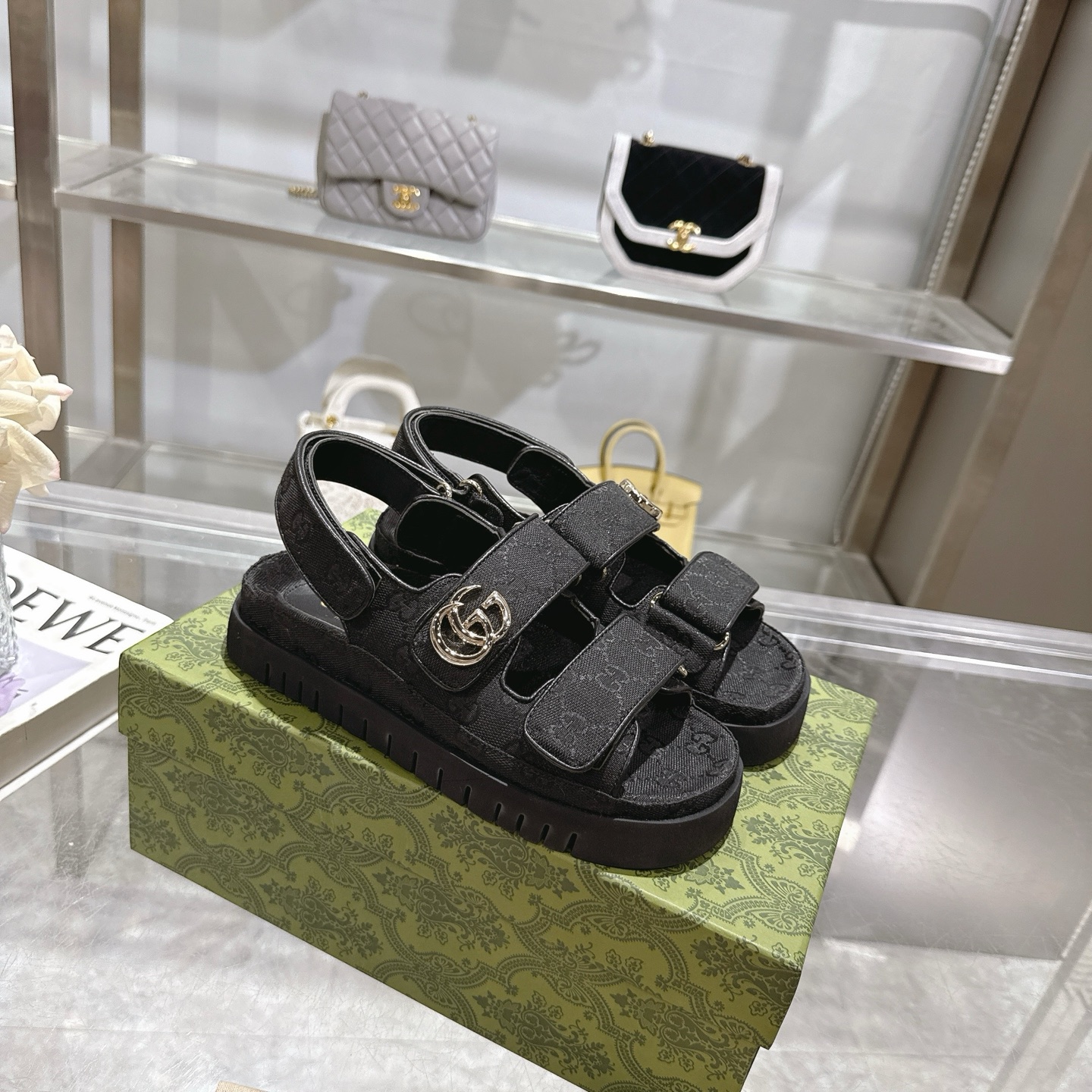 NO:246932,P Women's new sandals with pair of G Gucci's contemporary narrative explores the unique blend of traditional elements and the brand's beloved symbols. The sandals are defined by the beloved double G hardware, adding a subtle sense of logo that combines with the versatility of Velcro. Black GG canvas Women Light Gold Hardware Accessories Sheepskin Inner Double G Decoration Rubber Sole Velcro Buckle Flat Sole Made in Italy Size 36-42 sizes, sandals, gucci, sandals, sheepskin19860909P 带有双 G 的女士新款凉鞋 古驰的当代叙事探索了传统元素和该品牌深受喜爱的符号的独特融合.这双凉鞋由备受喜爱的双G硬件定义,增添了微妙的标志感,与魔术贴的通用性相结合. 黑色GG帆布 女性 浅金色五金配件 羊皮内里 双G装饰 橡胶鞋底 维可牢搭扣式 平底 意大利制造 码数36～42码,凉鞋,gucci,sandals,sheepskin,Women's Shoes