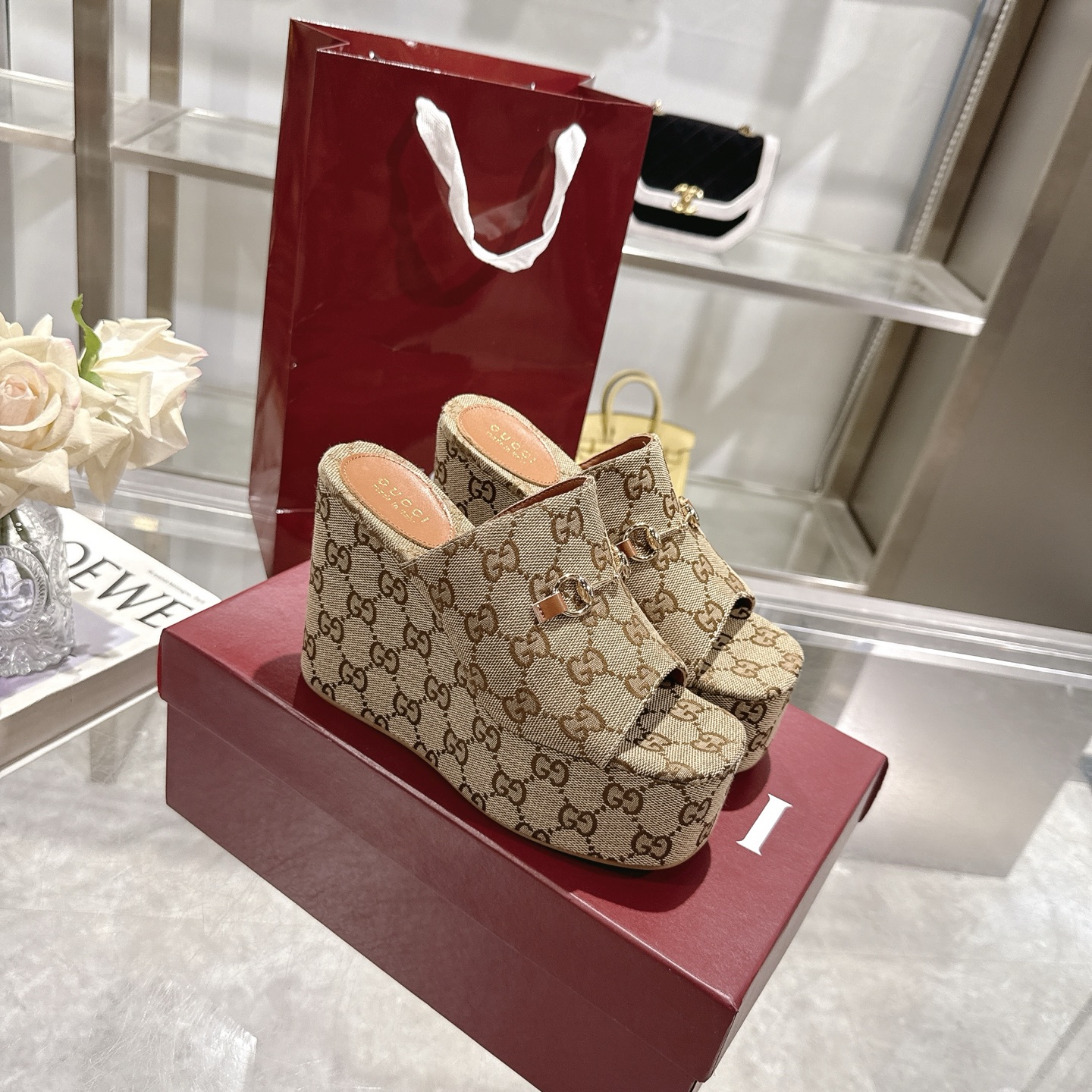 NO:246930,P Wedge-shaped wedge-shaped wedge-shaped sandals for women. The iconic horse buckle and exquisite double G jacquard pattern are reinterpreted in a contemporary way in the latest Gucci collection. This wedge-shaped sandals are made of GG canvas, and the iconic horse buckle is presented in a light gold version. Beige and dark brown GG canvas for women Light gold hardware accessories Sheepskin lining Spurs Rubber sole High heels Made in Italy Size 36-42 sizes, slippers, gucci, high heels, slippers, sheepskin19860909P 带有马衔扣楔形坡跟女士凉拖鞋. 标志性的马衔扣和精致的双G提花图案在最新的古驰系列中以当代方式重新诠释.这款楔形凉拖鞋采用GG帆布制作,标志性的马衔扣以浅金色版本呈现. 米色和深棕色GG帆布 女性 浅金色五金配件 羊皮内里 马刺 橡胶鞋底 高跟鞋 跟高4.1英寸 意大利制造 码数36～42码,拖鞋,gucci,high heels,slippers,sheepskin,Women's Shoes