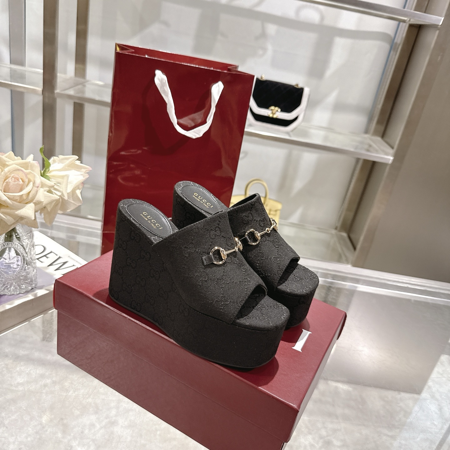 NO:246939,P Wedge-shaped wedge-shaped wedge-shaped sandals for women. The iconic horse buckle and exquisite double G jacquard pattern are reinterpreted in a contemporary way in the latest Gucci collection. This wedge-shaped sandals are made of GG canvas, and the iconic horse buckle is presented in a light gold version. Black GG canvas for women Light gold hardware accessories Sheepskin lining Spurs Rubber sole High heels Made in Italy Size 36-42 sizes, slippers, gucci, high heels, slippers, sheepskin19860909P 带有马衔扣楔形坡跟女士凉拖鞋. 标志性的马衔扣和精致的双G提花图案在最新的古驰系列中以当代方式重新诠释.这款楔形凉拖鞋采用GG帆布制作,标志性的马衔扣以浅金色版本呈现. 黑色GG帆布 女性 浅金色五金配件 羊皮内里 马刺 橡胶鞋底 高跟鞋 跟高4.1英寸 意大利制造 码数36～42码,拖鞋,gucci,high heels,slippers,sheepskin,Women's Shoes