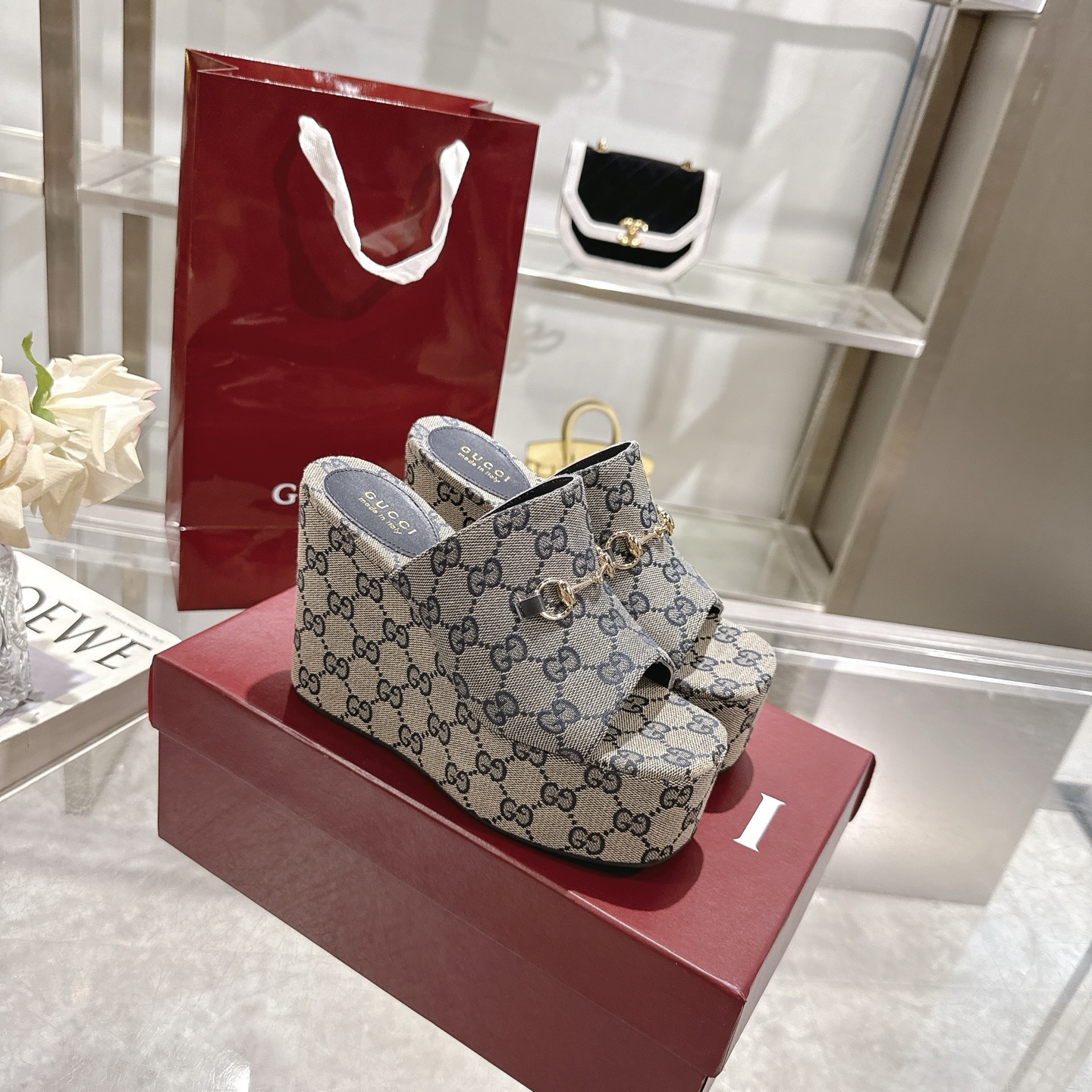 NO:246924,P Wedge-shaped wedge-shaped wedge-shaped sandals for women. The iconic horse buckle and exquisite double G jacquard pattern are reinterpreted in a contemporary way in the latest Gucci collection. This wedge-shaped sandals are made of GG canvas, and the iconic horse buckle is presented in a light gold version. Beige and dark blue GG canvas for women Light gold hardware accessories Sheepskin lining Spurs Rubber sole High heels Heels Made in Italy Size 36-42 sizes, slippers, gucci, high heels, slippers, sheepskin19860909P 带有马衔扣楔形坡跟女士凉拖鞋. 标志性的马衔扣和精致的双G提花图案在最新的古驰系列中以当代方式重新诠释.这款楔形凉拖鞋采用GG帆布制作,标志性的马衔扣以浅金色版本呈现. 米色和深蓝色GG帆布 女性 浅金色五金配件 羊皮内里 马刺 橡胶鞋底 高跟鞋 跟高4.1英寸 意大利制造 码数36～42码,拖鞋,gucci,high heels,slippers,sheepskin,Women's Shoes