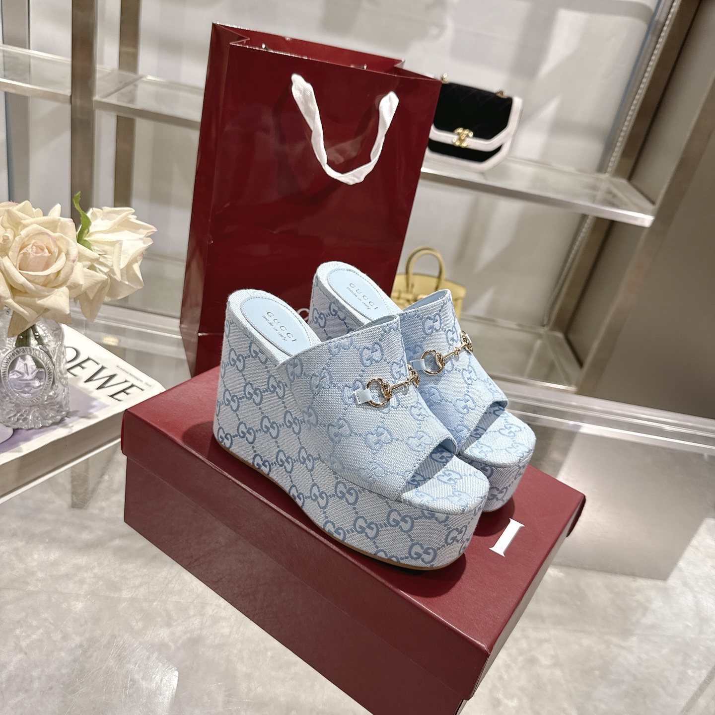 NO:246926,P Wedge-shaped wedge-shaped wedge-shaped sandals for women. The iconic horse buckle and exquisite double G jacquard pattern are reinterpreted in a contemporary way in the latest Gucci collection. This wedge-shaped sandals are made of GG canvas, and the iconic horse buckle is presented in a light gold version. Beige and blue GG canvas for women Light gold hardware accessories Sheepskin lining Spurs Rubber sole High heels Made in Italy Size 36-42 sizes, slippers, gucci, high heels, slippers, sheepskin19860909P 带有马衔扣楔形坡跟女士凉拖鞋. 标志性的马衔扣和精致的双G提花图案在最新的古驰系列中以当代方式重新诠释.这款楔形凉拖鞋采用GG帆布制作,标志性的马衔扣以浅金色版本呈现. 米色和兰色GG帆布 女性 浅金色五金配件 羊皮内里 马刺 橡胶鞋底 高跟鞋 跟高4.1英寸 意大利制造 码数36～42码,拖鞋,gucci,high heels,slippers,sheepskin,Women's Shoes