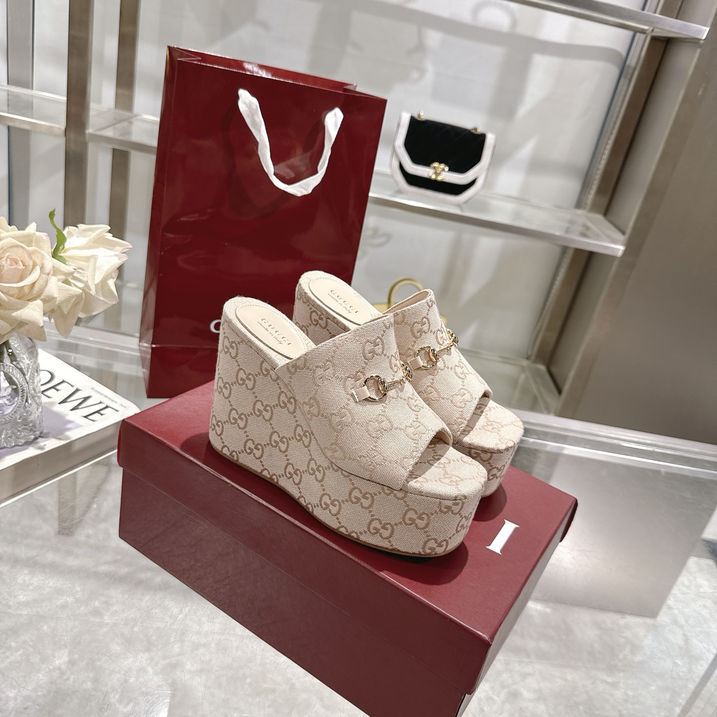 NO:246928,P Wedge-shaped wedge-shaped wedge-shaped sandals for women. The iconic horse buckle and exquisite double G jacquard pattern are reinterpreted in a contemporary way in the latest Gucci collection. This wedge-shaped sandals are made of GG canvas, and the iconic horse buckle is presented in a light gold version. Beige and honey pink GG canvas Women Light gold hardware accessories Sheepskin lining Spurs Rubber sole High heels Heels Made in Italy Size 36-42 sizes, slippers, gucci, high heels, slippers, sheepskin19860909P 带有马衔扣楔形坡跟女士凉拖鞋. 标志性的马衔扣和精致的双G提花图案在最新的古驰系列中以当代方式重新诠释.这款楔形凉拖鞋采用GG帆布制作,标志性的马衔扣以浅金色版本呈现. 米色和蜜粉色GG帆布 女性 浅金色五金配件 羊皮内里 马刺 橡胶鞋底 高跟鞋 跟高4.1英寸 意大利制造 码数36～42码,拖鞋,gucci,high heels,slippers,sheepskin,Women's Shoes