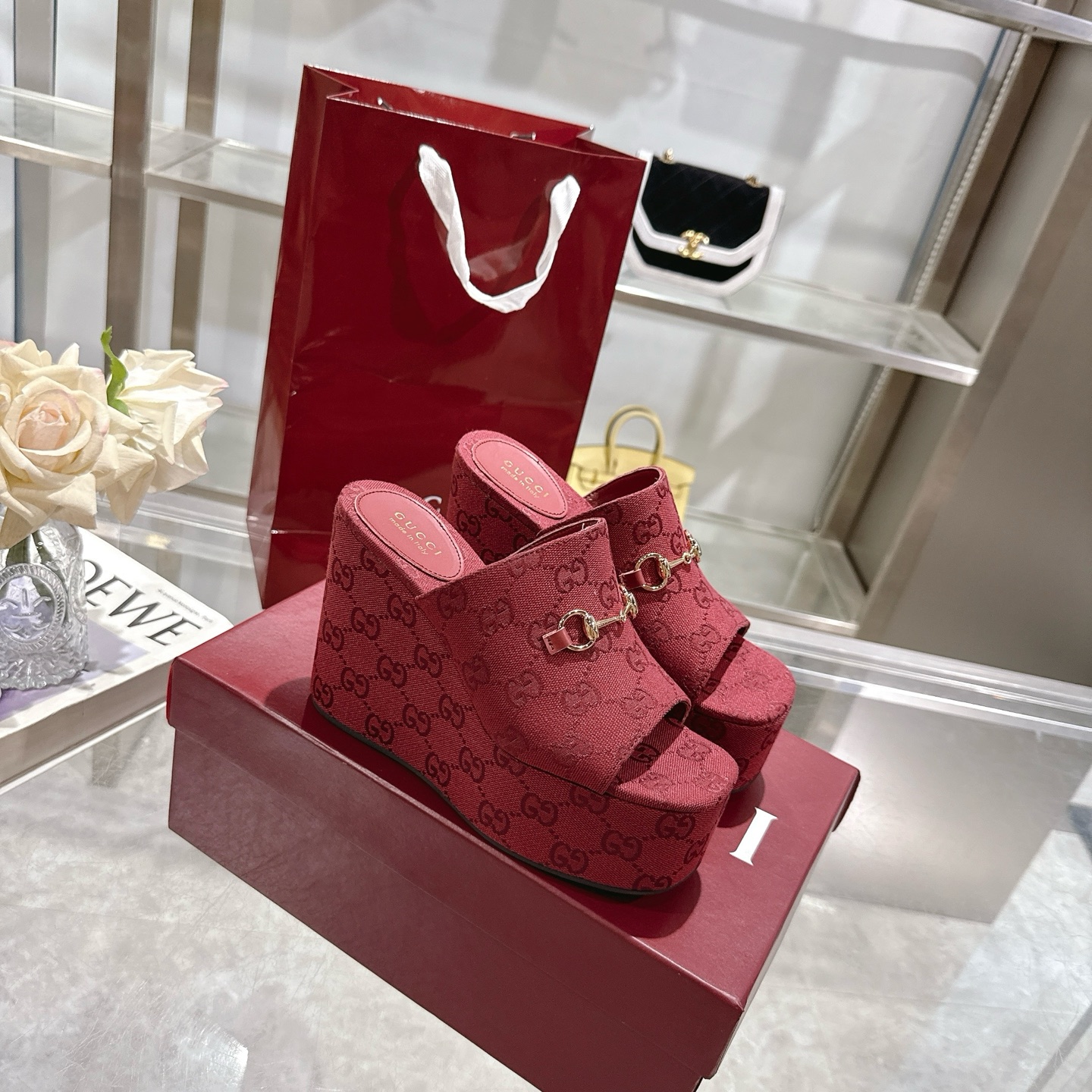 NO:246922,P Wedge-shaped wedge-shaped wedge-shaped sandals for women. The iconic horse buckle and exquisite double G jacquard pattern are reinterpreted in a contemporary way in the latest Gucci collection. This wedge-shaped sandals are made of GG canvas, and the iconic horse buckle is presented in a light gold version. Burgundy GG canvas for women Light gold hardware accessories Sheepskin lining Spurs Rubber sole High heels Made in Italy Size 36-42 sizes, slippers, gucci, high heels, slippers, sheepskin19860909P 带有马衔扣楔形坡跟女士凉拖鞋. 标志性的马衔扣和精致的双G提花图案在最新的古驰系列中以当代方式重新诠释.这款楔形凉拖鞋采用GG帆布制作,标志性的马衔扣以浅金色版本呈现. 酒红色GG帆布 女性 浅金色五金配件 羊皮内里 马刺 橡胶鞋底 高跟鞋 跟高4.1英寸 意大利制造 码数36～42码,拖鞋,gucci,high heels,slippers,sheepskin,Women's Shoes