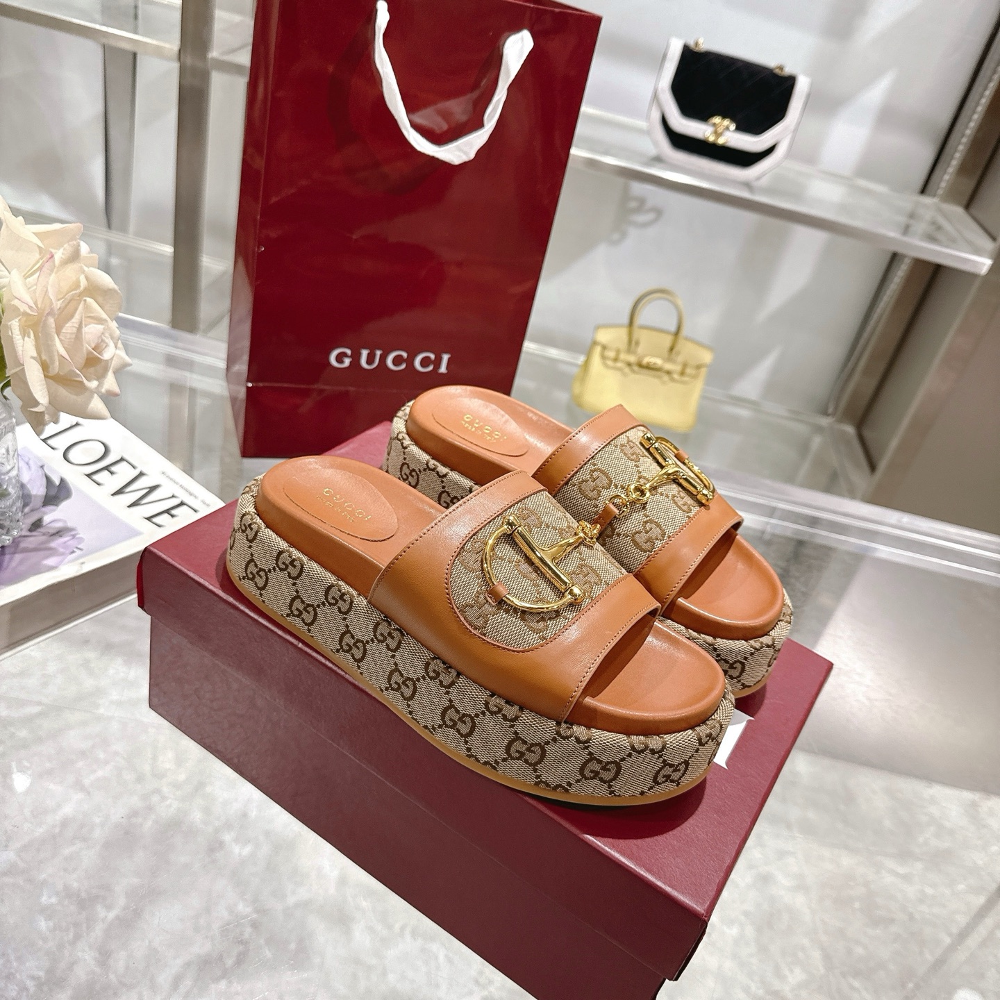 NO:263018,P New thick-soled sandals for women with spurs This women's sandals feature their signature horse toe buckle details and gold hardware. Made of high-quality leather, the design combines traditional inspiration with modern versatility to add a delicate touch to a warm-weather suit. Brown cowhide sheepskin inner gold hardware Original GG canvas decoration Spurs Rubber outsole Flat sole Made in Italy Size 36-44 sizes, slippers, sandals, slippers, cowhide, sheepskin19860909P 带有马刺的女士新款厚底凉拖鞋 这款女士凉鞋以其标志性的马头扣细节和金色五金为特色.采用优质皮革制成,设计将传统灵感与现代多功能性相结合,为温暖天气的套装增添精致触感. 棕色牛皮面 羊皮内里 金色五金 原始GG帆布装饰 马刺 橡胶大底 平底 意大利制造 码数36～44码,拖鞋,sandals,slippers,cowhide,sheepskin,Women's Shoes